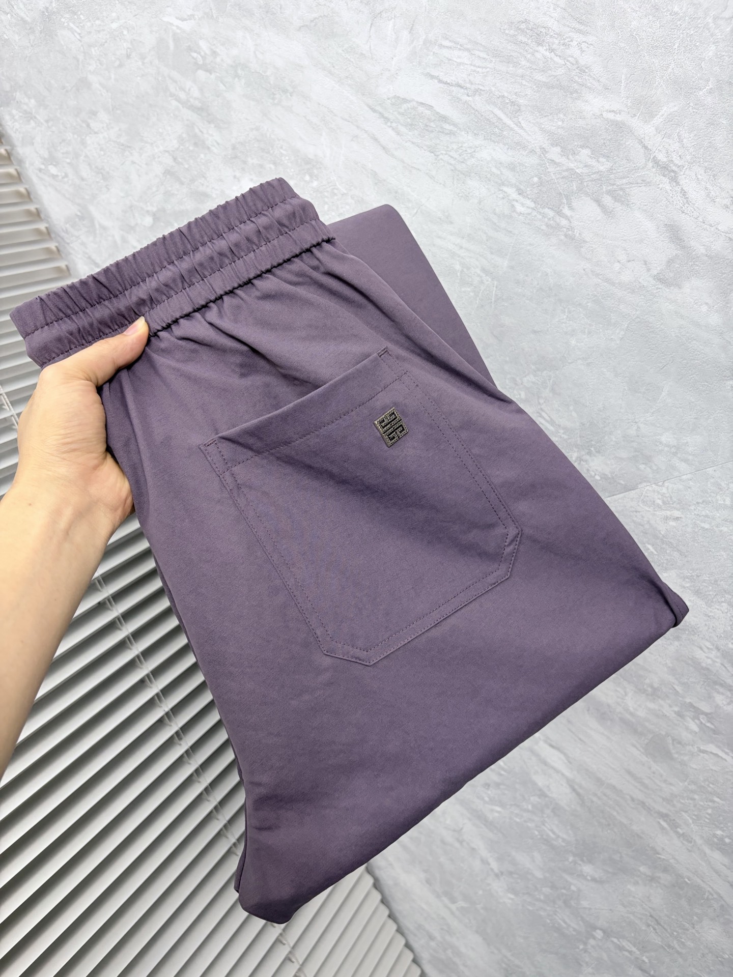 NO:864472,Givenchy 26ss new summer men's casual workwear casual trousers, American retro [three standards complete] advanced custom summer-specific technical breathable fabric, high breathability and comfort, impeccable details, customized development of accessories, what you see is what you get, reflecting high quality. It feels delicate and soft!  Three-dimensional cutting, simple and fashionable, and the upper body shape is awesome!  Size M-4XL (shipped next day),,givenchy,19860909纪梵 26ss夏季新款男士休闲工装休闲裤长裤 美式复古【三标齐全】高级定制夏季专用科技透气面料 透气舒适度高,细节无可挑剔,辅料定制开发,所见即所得,体现高品质.手感细腻柔软！立体裁剪,简单时尚,上身版型超赞！码数M-4XL（隔天出货）,,givenchy,,Men's clothing