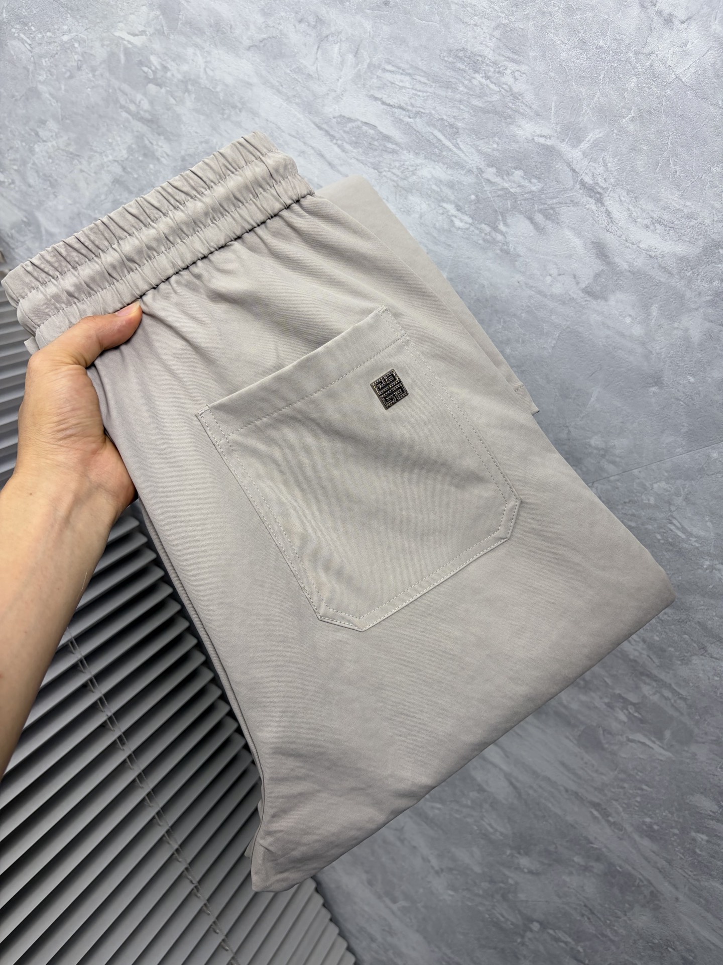 NO:864517,Givenchy 26ss new summer men's casual workwear casual trousers, American retro [three standards complete] advanced custom summer-specific technical breathable fabric, high breathability and comfort, impeccable details, customized development of accessories, what you see is what you get, reflecting high quality. It feels delicate and soft!  Three-dimensional cutting, simple and fashionable, and the upper body shape is awesome!  Size M-4XL (shipped next day),,givenchy,19860909纪梵 26ss夏季新款男士休闲工装休闲裤长裤 美式复古【三标齐全】高级定制夏季专用科技透气面料 透气舒适度高,细节无可挑剔,辅料定制开发,所见即所得,体现高品质.手感细腻柔软！立体裁剪,简单时尚,上身版型超赞！码数M-4XL（隔天出货）,,givenchy,,Men's clothing