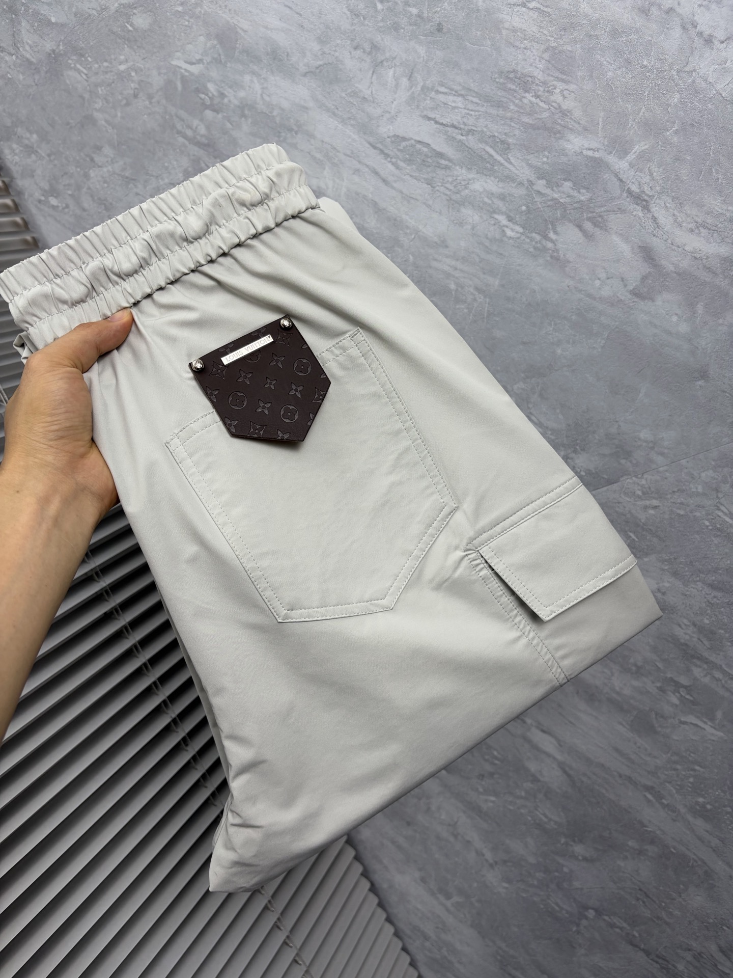 NO:864494,LV 26ss new summer men's casual workwear casual trousers, American retro [three labels complete] advanced custom summer-specific technical breathable fabric, high breathability and comfort, impeccable details, customized development of accessories, what you see is what you get, reflecting high quality. It feels delicate and soft!  Three-dimensional cutting, simple and fashionable, and the upper body shape is awesome!  Size M-4XL (shipped next day),,louis vuitton,19860909LV 26ss夏季新款男士休闲工装休闲裤长裤 美式复古【三标齐全】高级定制夏季专用科技透气面料 透气舒适度高,细节无可挑剔,辅料定制开发,所见即所得,体现高品质.手感细腻柔软！立体裁剪,简单时尚,上身版型超赞！码数M-4XL（隔天出货）,,louis vuitton,,Men's clothing
