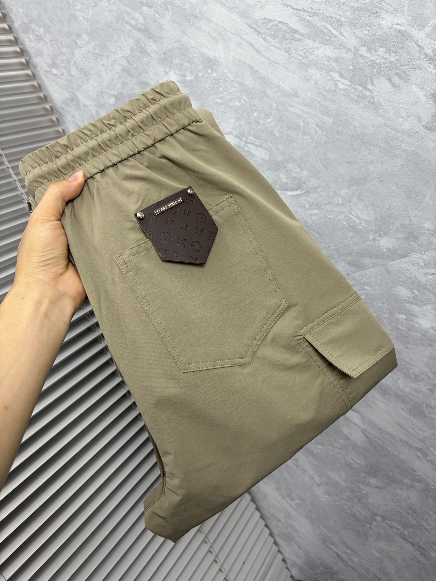 NO:864469,LV 26ss new summer men's casual workwear casual trousers, American retro [three labels complete] advanced custom summer-specific technical breathable fabric, high breathability and comfort, impeccable details, customized development of accessories, what you see is what you get, reflecting high quality. It feels delicate and soft!  Three-dimensional cutting, simple and fashionable, and the upper body shape is awesome!  Size M-4XL (shipped next day),,louis vuitton,19860909LV 26ss夏季新款男士休闲工装休闲裤长裤 美式复古【三标齐全】高级定制夏季专用科技透气面料 透气舒适度高,细节无可挑剔,辅料定制开发,所见即所得,体现高品质.手感细腻柔软！立体裁剪,简单时尚,上身版型超赞！码数M-4XL（隔天出货）,,louis vuitton,,Men's clothing