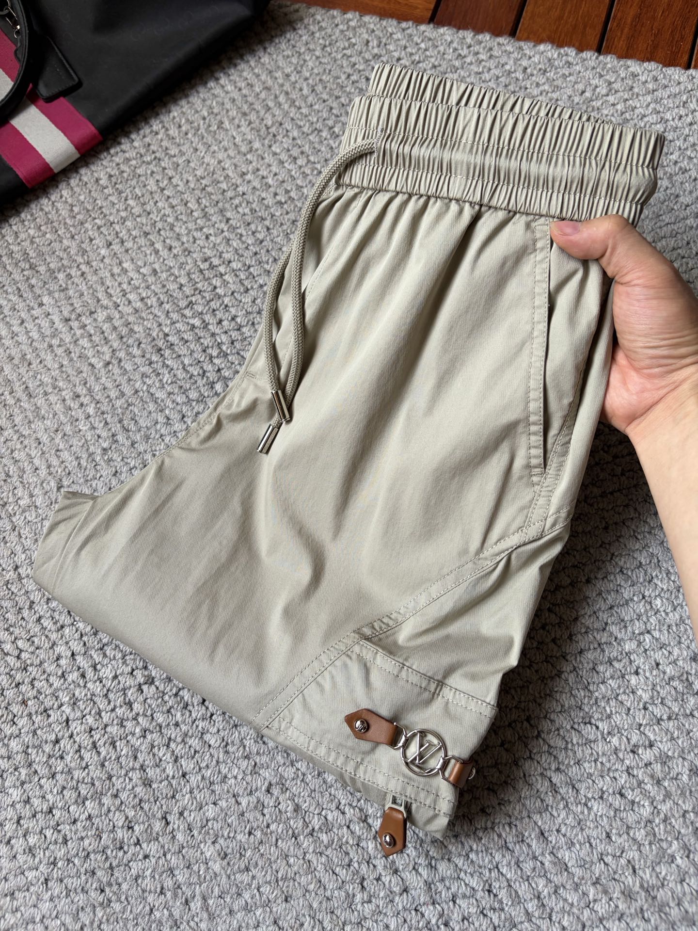 NO:876944,LV26ss new summer men's casual workwear casual trousers, American retro [three-standard complete] advanced custom-made summer-specific technical breathable fabrics with high breathability and comfort, impeccable details, customized development of accessories, what you see is what you get, reflecting high quality. It feels delicate and soft!  Three-dimensional cutting, simple and fashionable, and the upper body shape is awesome!  Size M-3XL (shipped next day),,louis vuitton,19860909LV26ss夏季新款男士休闲工装休闲裤长裤 美式复古【三标齐全】高级定制夏季专用科技透气面料 透气舒适度高,细节无可挑剔,辅料定制开发,所见即所得,体现高品质.手感细腻柔软！立体裁剪,简单时尚,上身版型超赞！码数M-3XL（隔天出货）,,louis vuitton,,Men's clothing