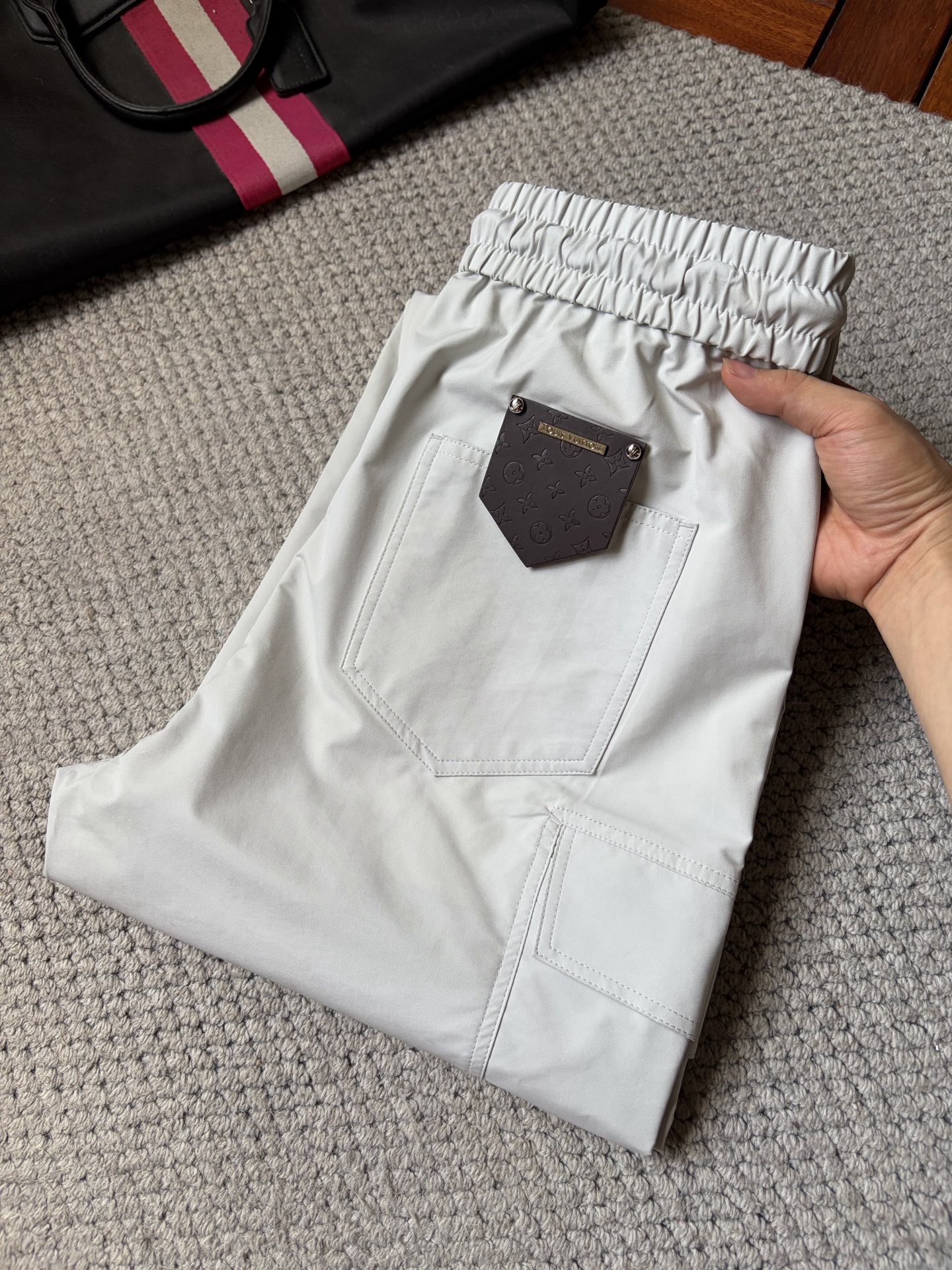 NO:876953,LV 26ss new summer men's casual workwear casual trousers, American retro [three labels complete] advanced custom summer-specific technical breathable fabric, high breathability and comfort, impeccable details, customized development of accessories, what you see is what you get, reflecting high quality. It feels delicate and soft!  Three-dimensional cutting, simple and fashionable, and the upper body shape is awesome!  Size M-3XL (shipped next day),,louis vuitton,19860909LV 26ss夏季新款男士休闲工装休闲裤长裤 美式复古【三标齐全】高级定制夏季专用科技透气面料 透气舒适度高,细节无可挑剔,辅料定制开发,所见即所得,体现高品质.手感细腻柔软！立体裁剪,简单时尚,上身版型超赞！码数M-3XL（隔天出货）,,louis vuitton,,Men's clothing
