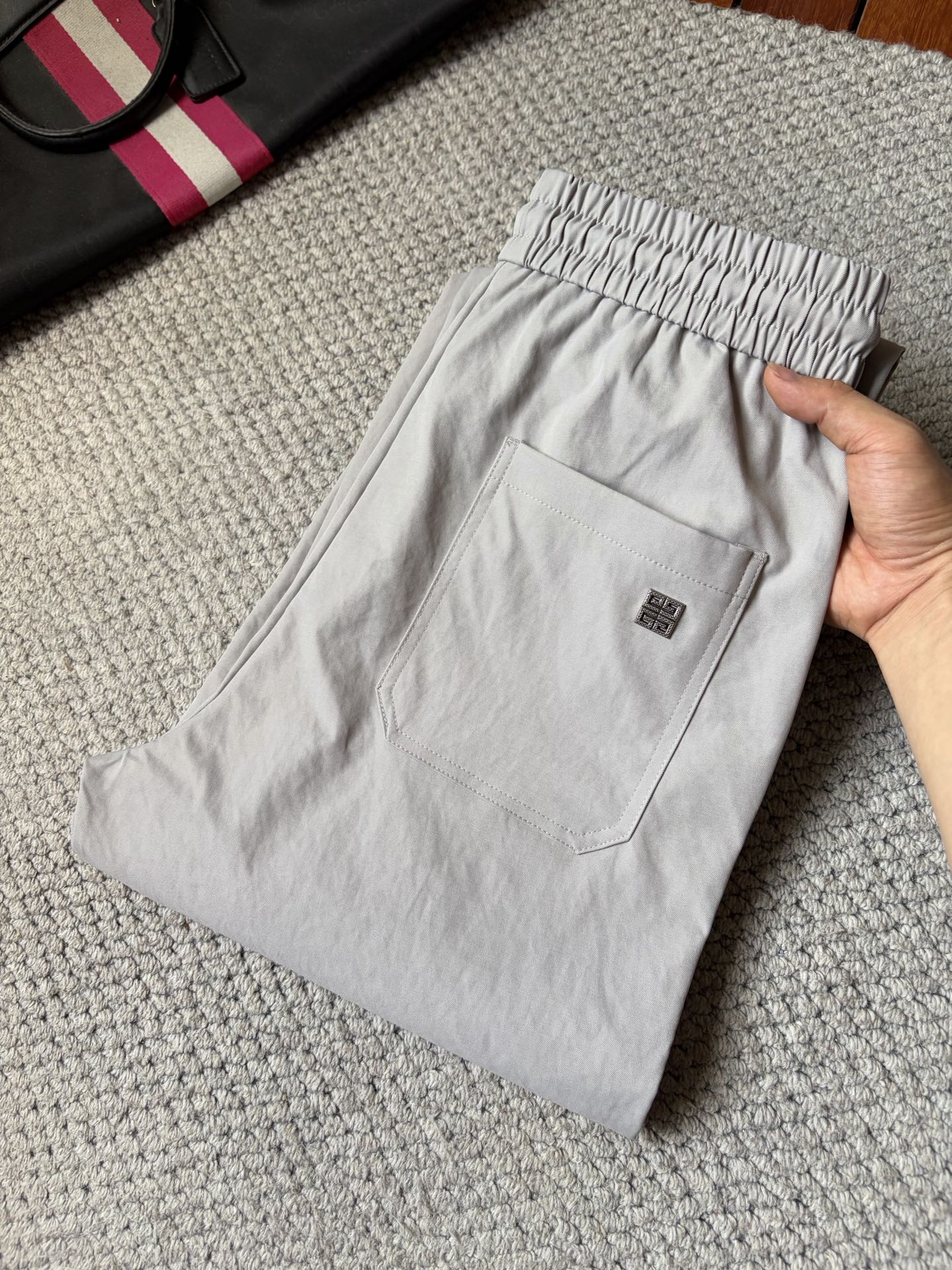 NO:876963,Givenchy 26ss new summer men's casual workwear casual trousers, American retro [three-standard complete] advanced custom-made summer-specific technical breathable fabric with high breathability and comfort, impeccable details, customized development of accessories, what you see is what you get, reflecting high quality. It feels delicate and soft!  Three-dimensional cutting, simple and fashionable, and the upper body shape is awesome!  Size M-3XL (shipped next day),,givenchy,19860909纪梵26ss夏季新款男士休闲工装休闲裤长裤 美式复古【三标齐全】高级定制夏季专用科技透气面料 透气舒适度高,细节无可挑剔,辅料定制开发,所见即所得,体现高品质.手感细腻柔软！立体裁剪,简单时尚,上身版型超赞！码数M-3XL（隔天出货）,,givenchy,,Men's clothing