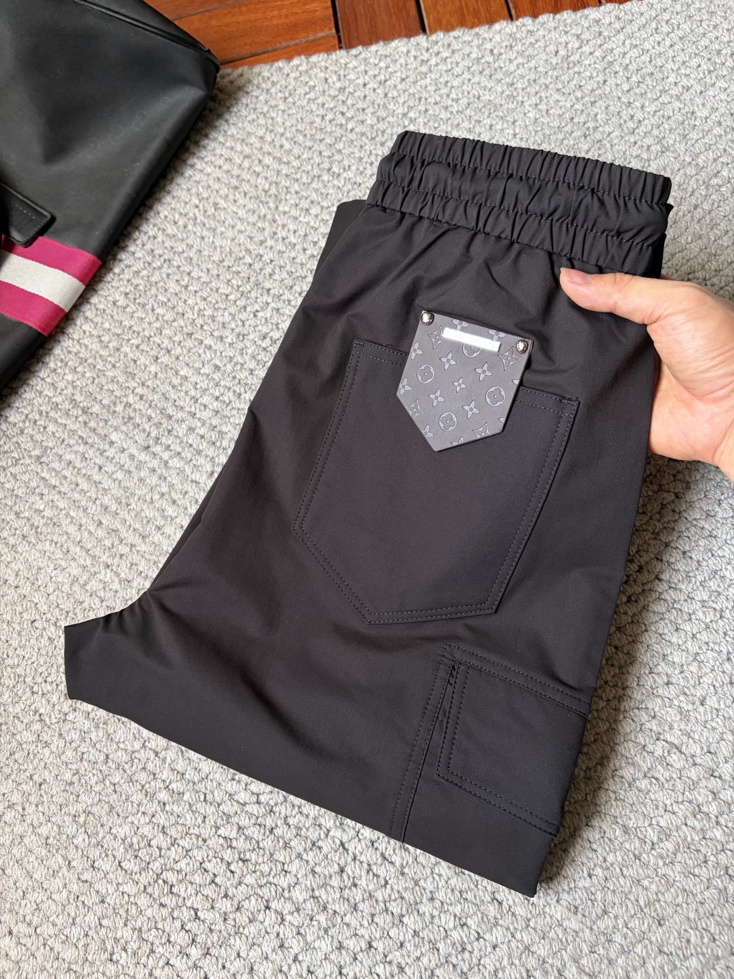 NO:876972,LV26ss new summer men's casual workwear casual trousers, American retro [three-standard complete] advanced custom-made summer-specific technical breathable fabrics with high breathability and comfort, impeccable details, customized development of accessories, what you see is what you get, reflecting high quality. It feels delicate and soft!  Three-dimensional cutting, simple and fashionable, and the upper body shape is awesome!  Size M-3XL (shipped next day),,louis vuitton,19860909LV26ss夏季新款男士休闲工装休闲裤长裤 美式复古【三标齐全】高级定制夏季专用科技透气面料 透气舒适度高,细节无可挑剔,辅料定制开发,所见即所得,体现高品质.手感细腻柔软！立体裁剪,简单时尚,上身版型超赞！码数M-3XL（隔天出货）,,louis vuitton,,Men's clothing