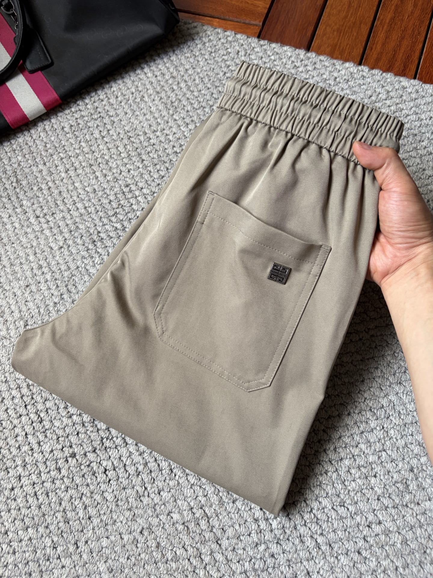 NO:876908,Givenchy 26ss new summer men's casual workwear casual trousers, American retro [three standards complete] advanced custom summer-specific technical breathable fabric, high breathability and comfort, impeccable details, customized development of accessories, what you see is what you get, reflecting high quality. It feels delicate and soft!  Three-dimensional cutting, simple and fashionable, and the upper body shape is awesome!  Size M-3XL (shipped next day),,givenchy,19860909纪梵 26ss夏季新款男士休闲工装休闲裤长裤 美式复古【三标齐全】高级定制夏季专用科技透气面料 透气舒适度高,细节无可挑剔,辅料定制开发,所见即所得,体现高品质.手感细腻柔软！立体裁剪,简单时尚,上身版型超赞！码数M-3XL（隔天出货）,,givenchy,,Men's clothing