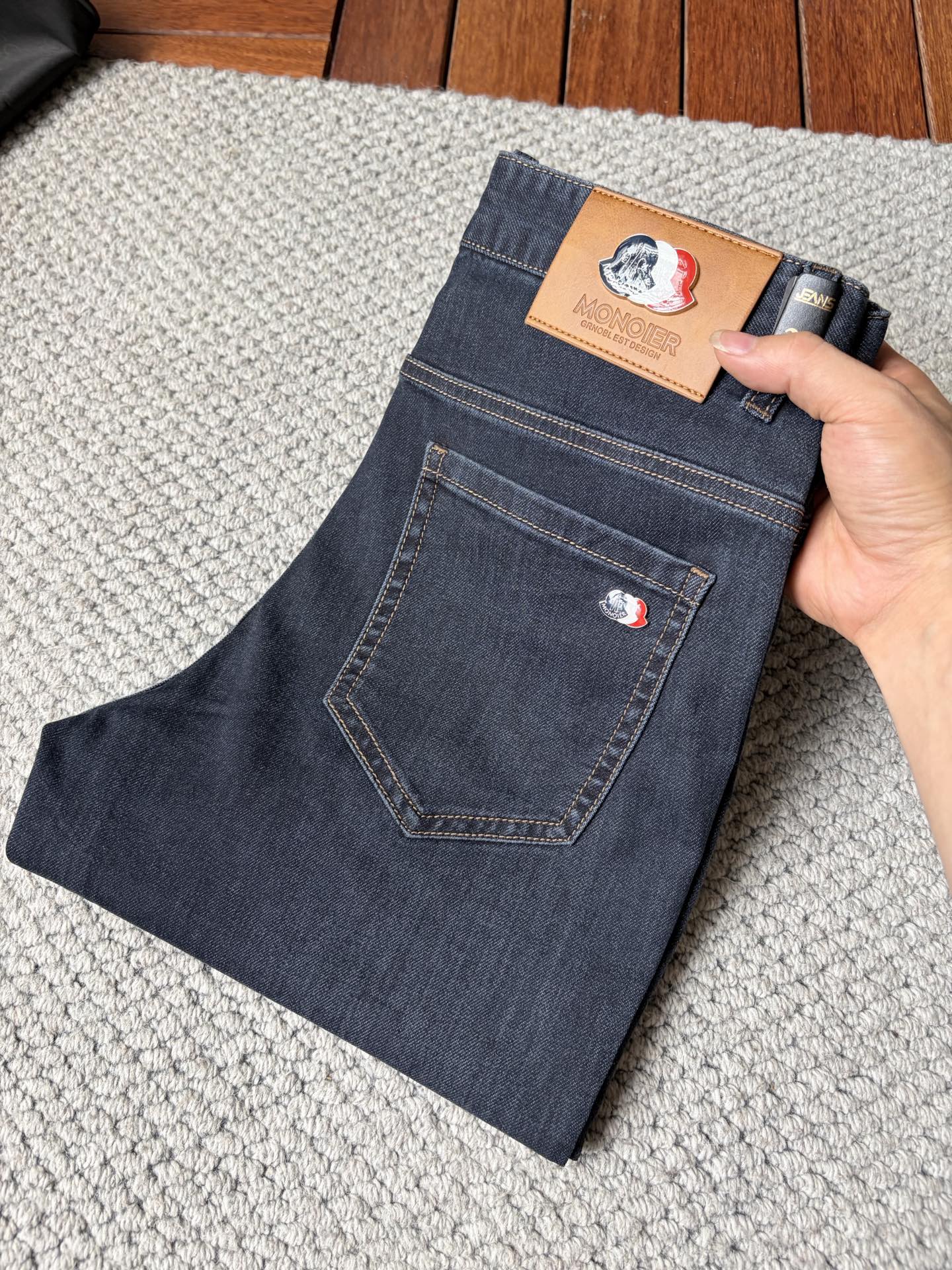 NO:916075,New type of jeans with mouth covering!  Washed craftsmanship, slim straight fit with elastic upper body, very comfortable, very classy to wear, needless to say the style and cut of the pants, the G net logo is highly recognizable!  Truly a first-class top trendy product!  Really top-notch jeans, using Turkish cotton to produce the most famous denim fabric. The quality is outstanding. After heavy-duty fermentation and washing, the pants are very soft!  The straight-leg version is not picky and the upper body is absolutely stylish!  !  !  Size 29——3837,,Moncler,jeans,19860909蒙口新款牛仔裤！水洗工艺,修身直筒版型带弹力上身非常舒适,穿出去非常有档次,裤型款式和裁剪亦无需多言 ,G网Logo辨识度极高！真正一等一顶级潮品！真正殿堂级的牛仔裤,选用土耳其的棉花 生产出最有名的单宁布 品质卓然,经过重工酵磨水洗使得裤子很柔软！直脚的版型 不挑人 上身绝对的有型！！！尺码29——3837,,Moncler,jeans,,Men's clothing