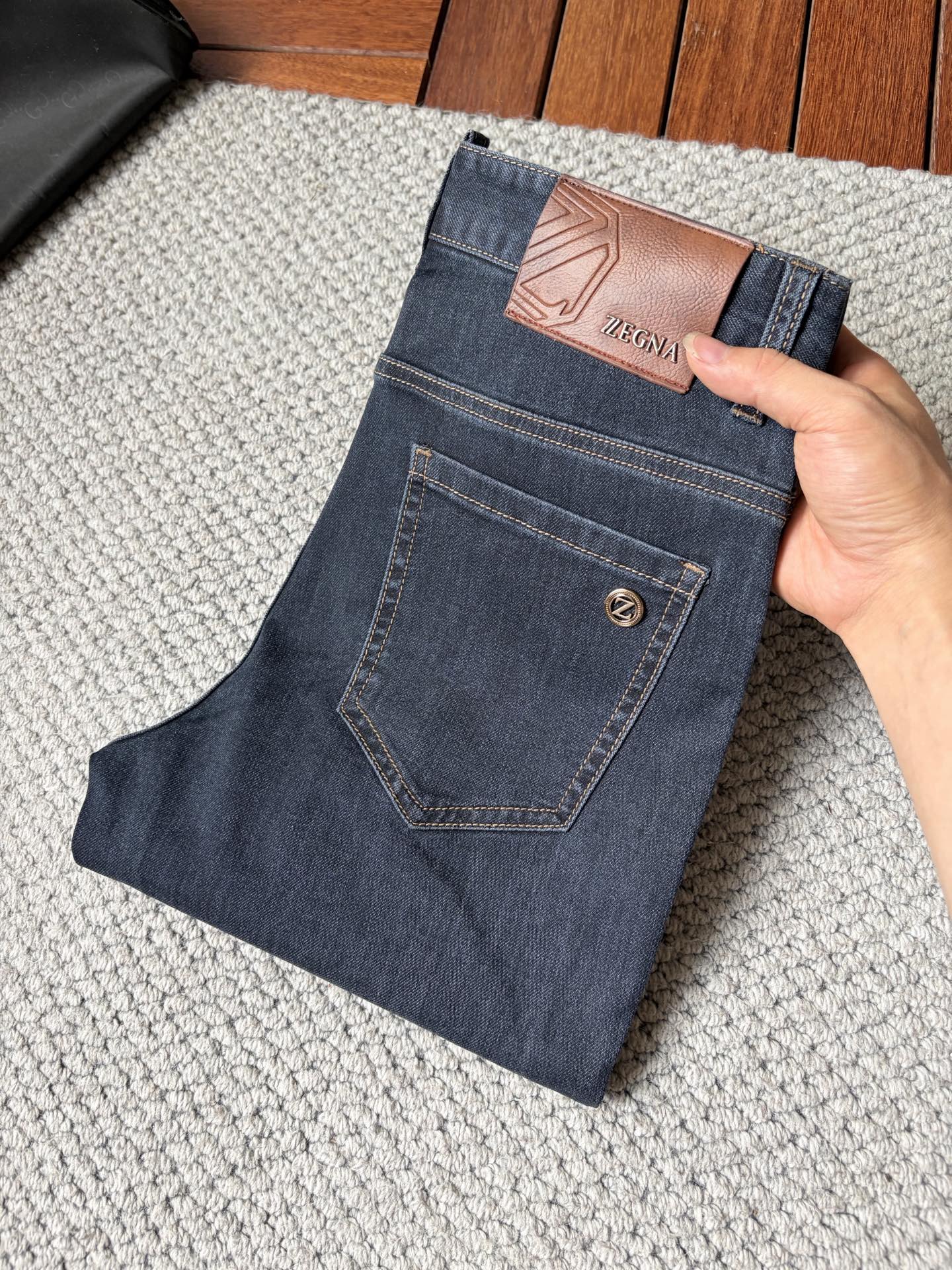 NO:916077,Zegna’s new jeans!  Washed craftsmanship, slim straight fit with elastic upper body, very comfortable, very classy to wear, needless to say the style and cut of the pants, the G net logo is highly recognizable!  Truly a first-class top trendy product!  Really top-notch jeans, using Turkish cotton to produce the most famous denim fabric. The quality is outstanding. After heavy-duty fermentation and washing, the pants are very soft!  The straight-leg version is not picky and the upper body is absolutely stylish!  !  !  Size 29——3837,,zegna,jeans,19860909杰尼亚新款牛仔裤！水洗工艺,修身直筒版型带弹力上身非常舒适,穿出去非常有档次,裤型款式和裁剪亦无需多言 ,G网Logo辨识度极高！真正一等一顶级潮品！真正殿堂级的牛仔裤,选用土耳其的棉花 生产出最有名的单宁布 品质卓然,经过重工酵磨水洗使得裤子很柔软！直脚的版型 不挑人 上身绝对的有型！！！尺码29——3837,,zegna,jeans,,Men's clothing