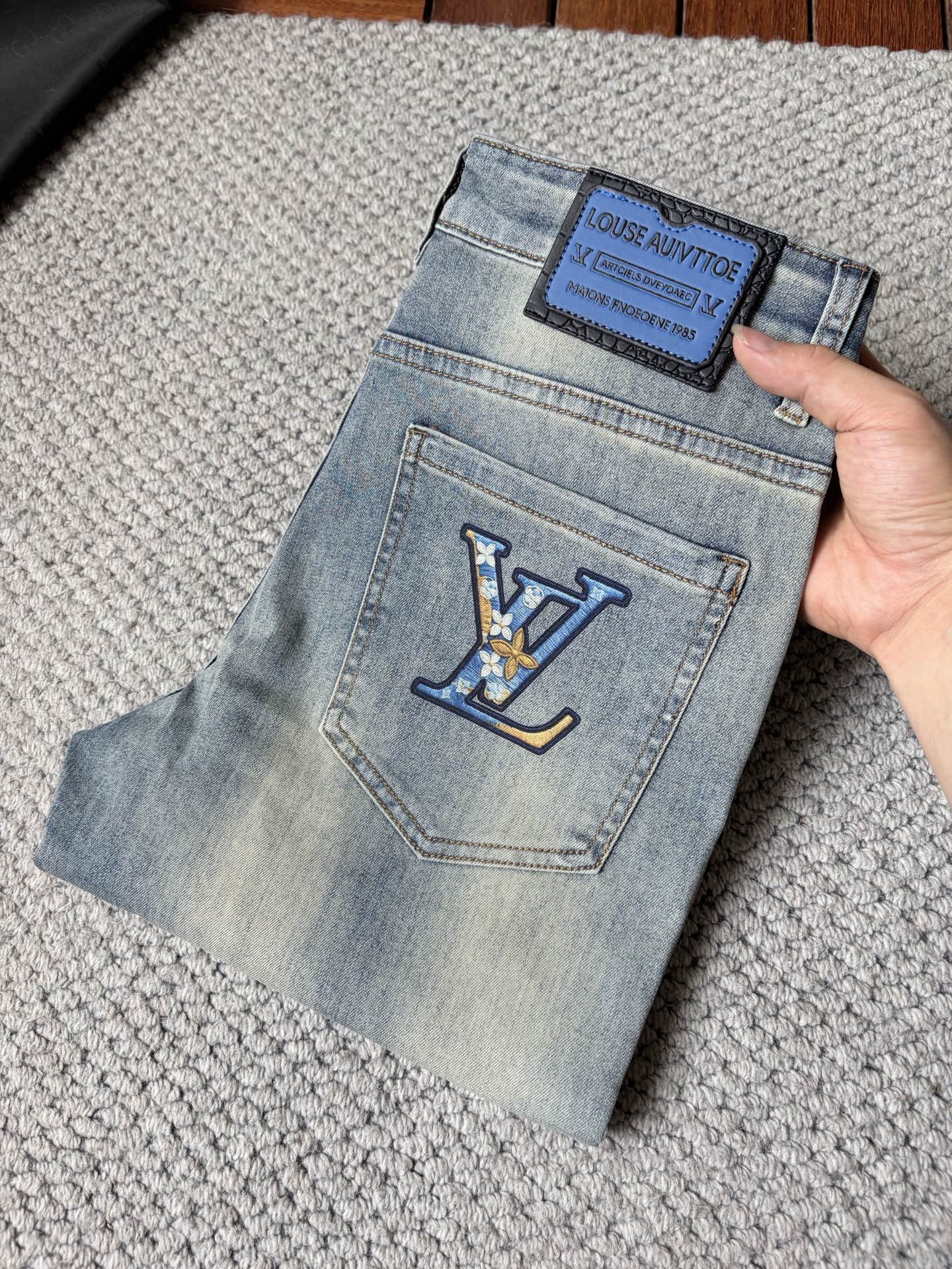 NO:916079,LV new jeans!  Washed craftsmanship, slim straight fit with elastic upper body, very comfortable, very classy to wear, needless to say the style and cut of the pants, the G net logo is highly recognizable!  Truly a first-class top trendy product!  Really top-notch jeans, using Turkish cotton to produce the most famous denim fabric. The quality is outstanding. After heavy-duty fermentation and washing, the pants are very soft!  The straight-leg version is not picky and the upper body is absolutely stylish!  !  !  Size 29——3837,,louis vuitton,jeans,19860909LV新款牛仔裤！水洗工艺,修身直筒版型带弹力上身非常舒适,穿出去非常有档次,裤型款式和裁剪亦无需多言 ,G网Logo辨识度极高！真正一等一顶级潮品！真正殿堂级的牛仔裤,选用土耳其的棉花 生产出最有名的单宁布 品质卓然,经过重工酵磨水洗使得裤子很柔软！直脚的版型 不挑人 上身绝对的有型！！！尺码29——3837,,louis vuitton,jeans,,Men's clothing