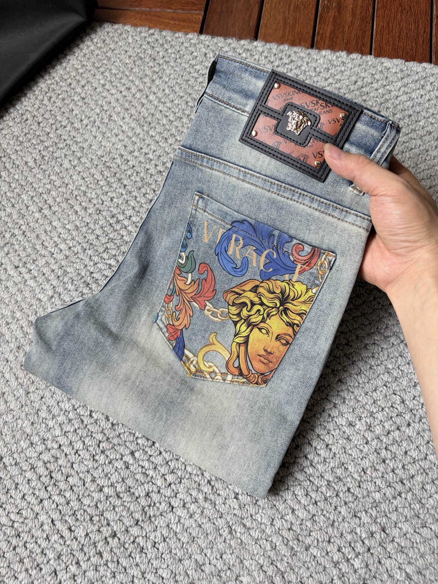 NO:916081,Versace’s new jeans!  Washed craftsmanship, slim straight fit with elastic upper body, very comfortable, very classy to wear, needless to say the style and cut of the pants, the G net logo is highly recognizable!  Truly a first-class top trendy product!  Really top-notch jeans, using Turkish cotton to produce the most famous denim fabric. The quality is outstanding. After heavy-duty fermentation and washing, the pants are very soft!  The straight-leg version is not picky and the upper body is absolutely stylish!  !  !  Size 29——3837,versace,jeans,19860909范思哲新款牛仔裤！水洗工艺,修身直筒版型带弹力上身非常舒适,穿出去非常有档次,裤型款式和裁剪亦无需多言 ,G网Logo辨识度极高！真正一等一顶级潮品！真正殿堂级的牛仔裤,选用土耳其的棉花 生产出最有名的单宁布 品质卓然,经过重工酵磨水洗使得裤子很柔软！直脚的版型 不挑人 上身绝对的有型！！！尺码29——3837,,versace,jeans,,Men's clothing