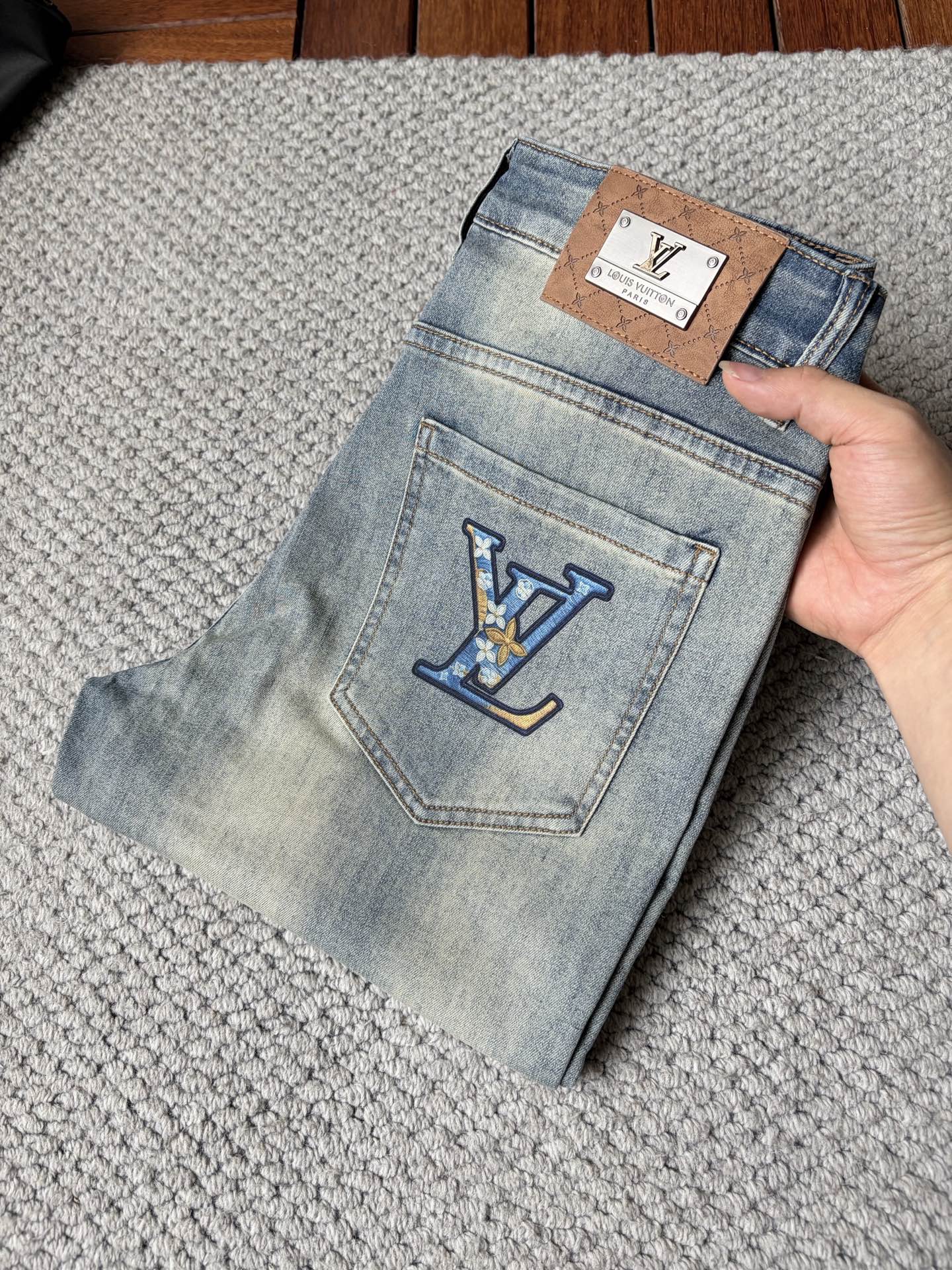 NO:916085,LV new jeans!  Washed craftsmanship, slim straight fit with elastic upper body, very comfortable, very classy to wear, needless to say the style and cut of the pants, the G net logo is highly recognizable!  Truly a first-class top trendy product!  Really top-notch jeans, using Turkish cotton to produce the most famous denim fabric. The quality is outstanding. After heavy-duty fermentation and washing, the pants are very soft!  The straight-leg version is not picky and the upper body is absolutely stylish!  !  !  Size 29——3837,,louis vuitton,jeans,19860909LV新款牛仔裤！水洗工艺,修身直筒版型带弹力上身非常舒适,穿出去非常有档次,裤型款式和裁剪亦无需多言 ,G网Logo辨识度极高！真正一等一顶级潮品！真正殿堂级的牛仔裤,选用土耳其的棉花 生产出最有名的单宁布 品质卓然,经过重工酵磨水洗使得裤子很柔软！直脚的版型 不挑人 上身绝对的有型！！！尺码29——3837,,louis vuitton,jeans,,Men's clothing