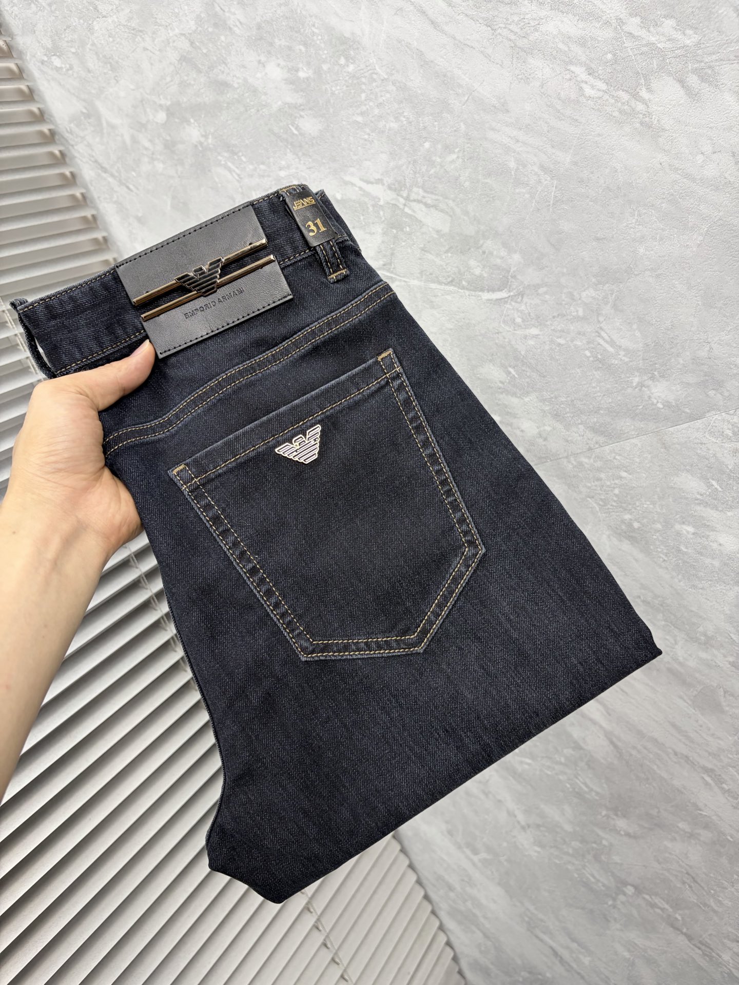 NO:872587,Amma’s new jeans!  Heavy-duty fermentation and washing process, the slim straight version with elastic upper body is very comfortable, and it is very classy to wear. Needless to say, the style and tailoring of the pants, the G mesh logo is highly recognizable!  Truly a first-class top trendy product!  Really top-notch jeans, using Turkish cotton to produce the most famous denim fabric. The quality is outstanding. After heavy-duty fermentation and washing, the pants are very soft!  The straight-leg version is not picky and the upper body is absolutely stylish!  !  !  Size 29——3837,,jeans,19860909阿玛 ‘’新款牛仔裤！重工酵磨水洗工艺,修身直筒版型带弹力上身非常舒适,穿出去非常有档次,裤型款式和裁剪亦无需多言 ,G网Logo辨识度极高！真正一等一顶级潮品！真正殿堂级的牛仔裤,选用土耳其的棉花 生产出最有名的单宁布 品质卓然,经过重工酵磨水洗使得裤子很柔软！直脚的版型 不挑人 上身绝对的有型！！！尺码29——3837,,jeans,,Men's clothing