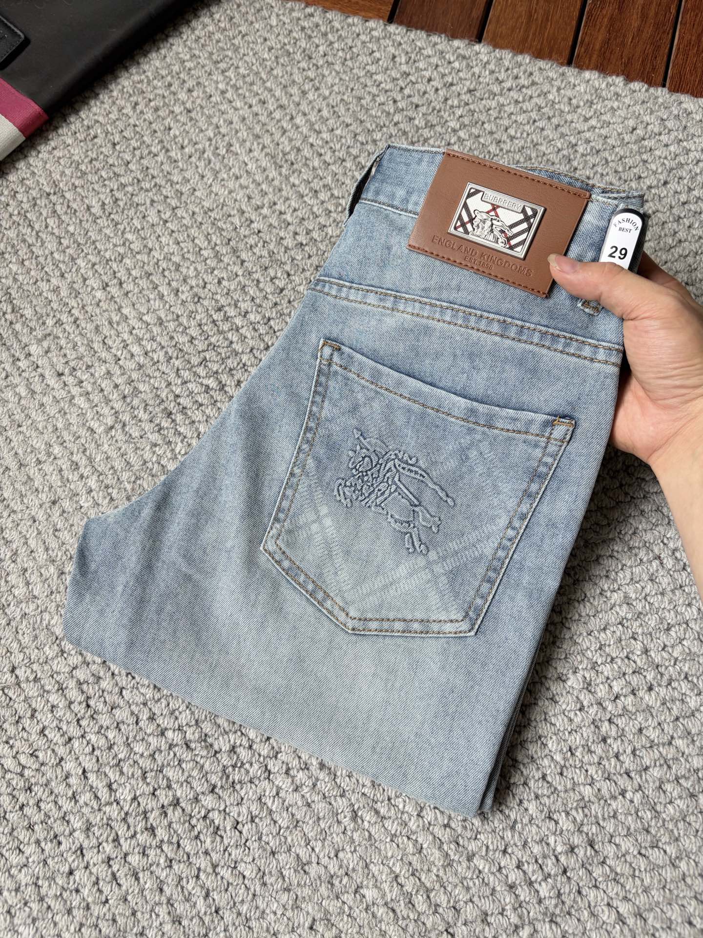 NO:916083,Burberry’s new jeans!  Washed craftsmanship, slim straight fit with elastic upper body, very comfortable, very classy to wear, needless to say the style and cut of the pants, the G net logo is highly recognizable!  Truly a first-class top trendy product!  Really top-notch jeans, using Turkish cotton to produce the most famous denim fabric. The quality is outstanding. After heavy-duty fermentation and washing, the pants are very soft!  The straight-leg version is not picky and the upper body is absolutely stylish!  !  !  Size 29——3837,,burberry,jeans,19860909巴宝莉新款牛仔裤！水洗工艺,修身直筒版型带弹力上身非常舒适,穿出去非常有档次,裤型款式和裁剪亦无需多言 ,G网Logo辨识度极高！真正一等一顶级潮品！真正殿堂级的牛仔裤,选用土耳其的棉花 生产出最有名的单宁布 品质卓然,经过重工酵磨水洗使得裤子很柔软！直脚的版型 不挑人 上身绝对的有型！！！尺码29——3837,,burberry,jeans,,Men's clothing