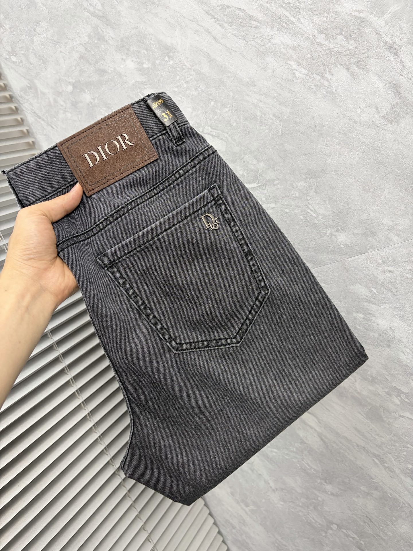 NO:872581,dr’s new jeans!  Heavy-duty fermentation and washing process, the slim straight version with elastic upper body is very comfortable, and it is very classy to wear. Needless to say, the style and tailoring of the pants, the G mesh logo is highly recognizable!  Truly a first-class top trendy product!  Really top-notch jeans, using Turkish cotton to produce the most famous denim fabric. The quality is outstanding. After heavy-duty fermentation and washing, the pants are very soft!  The straight-leg version is not picky and the upper body is absolutely stylish!  !  !  Size 29——3837,,jeans,19860909dr ‘’新款牛仔裤！重工酵磨水洗工艺,修身直筒版型带弹力上身非常舒适,穿出去非常有档次,裤型款式和裁剪亦无需多言 ,G网Logo辨识度极高！真正一等一顶级潮品！真正殿堂级的牛仔裤,选用土耳其的棉花 生产出最有名的单宁布 品质卓然,经过重工酵磨水洗使得裤子很柔软！直脚的版型 不挑人 上身绝对的有型！！！尺码29——3837,,jeans,,Men's clothing
