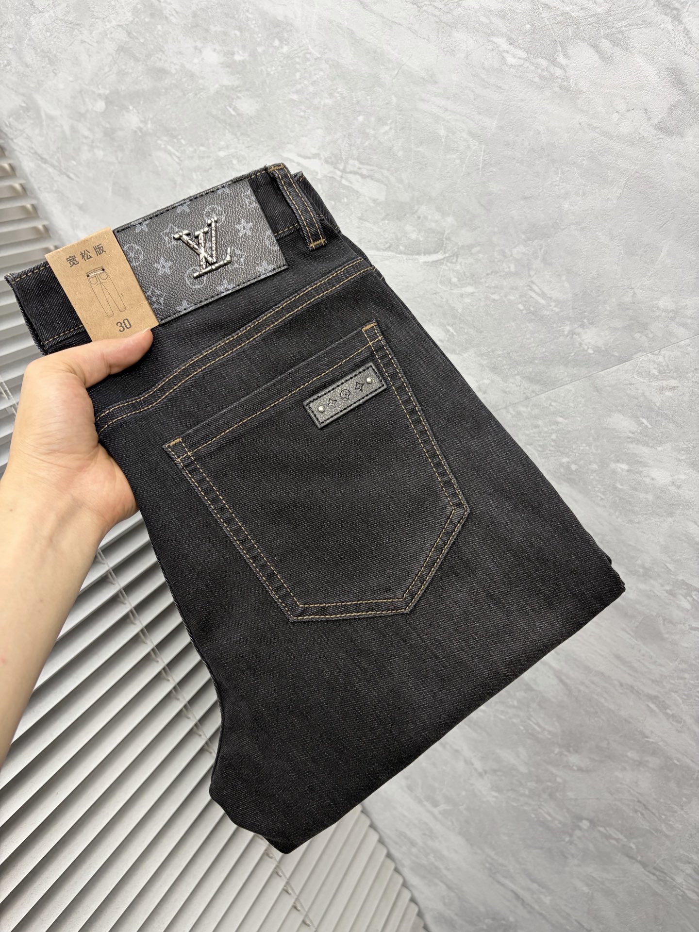 NO:872573,LV’s new jeans!  Heavy-duty fermentation and washing process, the slim straight version with elastic upper body is very comfortable, and it is very classy to wear. Needless to say, the style and tailoring of the pants, the G mesh logo is highly recognizable!  Truly a first-class top trendy product!  Really top-notch jeans, using Turkish cotton to produce the most famous denim fabric. The quality is outstanding. After heavy-duty fermentation and washing, the pants are very soft!  The straight-leg version is not picky and the upper body is absolutely stylish!  !  !  Size 29——3837,,louis vuitton,jeans,19860909LV ‘’新款牛仔裤！重工酵磨水洗工艺,修身直筒版型带弹力上身非常舒适,穿出去非常有档次,裤型款式和裁剪亦无需多言 ,G网Logo辨识度极高！真正一等一顶级潮品！真正殿堂级的牛仔裤,选用土耳其的棉花 生产出最有名的单宁布 品质卓然,经过重工酵磨水洗使得裤子很柔软！直脚的版型 不挑人 上身绝对的有型！！！尺码29——3837,,louis vuitton,jeans,,Men's clothing