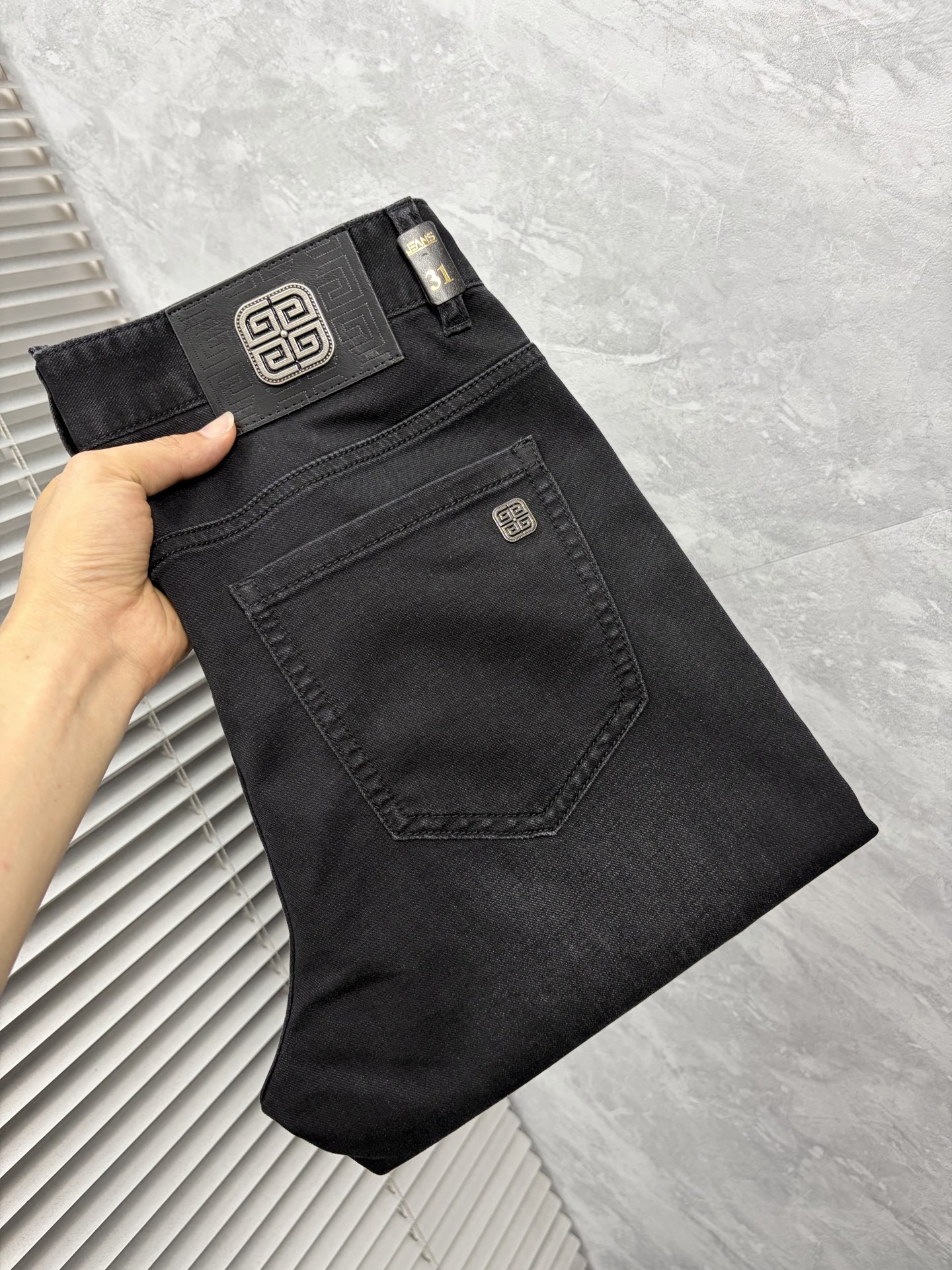 NO:872564,Givenchy’s new jeans!  Heavy-duty fermentation and washing process, the slim straight version with elastic upper body is very comfortable, and it is very classy to wear. Needless to say, the style and tailoring of the pants, the G mesh logo is highly recognizable!  Truly a first-class top trendy product!  Really top-notch jeans, using Turkish cotton to produce the most famous denim fabric. The quality is outstanding. After heavy-duty fermentation and washing, the pants are very soft!  The straight-leg version is not picky and the upper body is absolutely stylish!  !  !  Size 29——3837,,givenchy,jeans,19860909纪梵 ‘’新款牛仔裤！重工酵磨水洗工艺,修身直筒版型带弹力上身非常舒适,穿出去非常有档次,裤型款式和裁剪亦无需多言 ,G网Logo辨识度极高！真正一等一顶级潮品！真正殿堂级的牛仔裤,选用土耳其的棉花 生产出最有名的单宁布 品质卓然,经过重工酵磨水洗使得裤子很柔软！直脚的版型 不挑人 上身绝对的有型！！！尺码29——3837,,givenchy,jeans,,Men's clothing