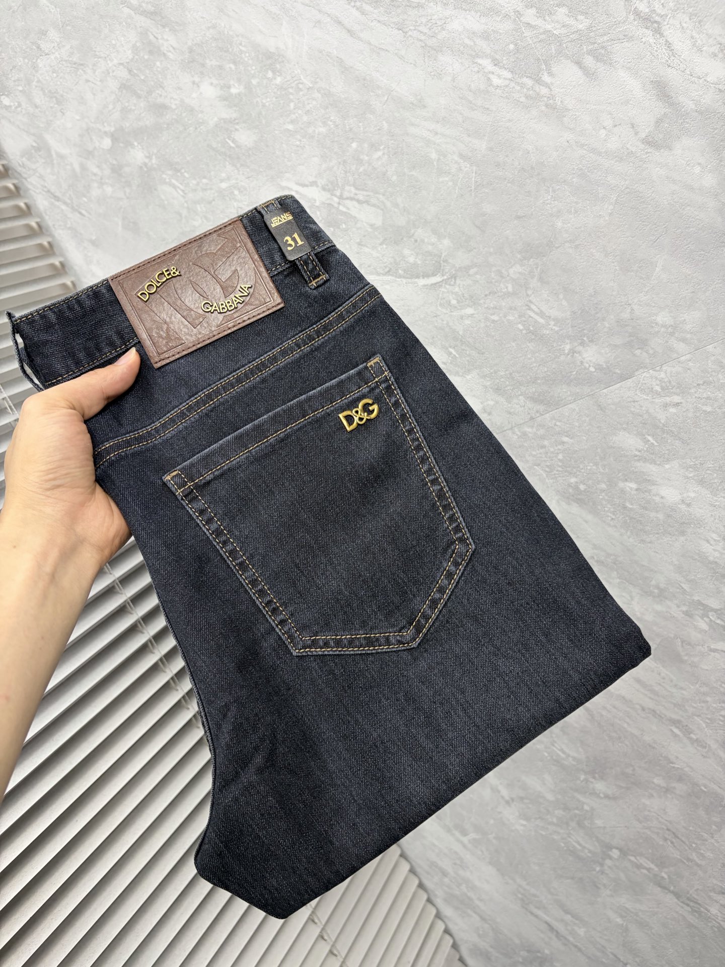 NO:872556,DG’s new jeans!  Heavy-duty fermentation and washing process, the slim straight version with elastic upper body is very comfortable, and it is very classy to wear. Needless to say, the style and tailoring of the pants, the G mesh logo is highly recognizable!  Truly a first-class top trendy product!  Really top-notch jeans, using Turkish cotton to produce the most famous denim fabric. The quality is outstanding. After heavy-duty fermentation and washing, the pants are very soft!  The straight-leg version is not picky and the upper body is absolutely stylish!  !  !  Size 29——3837,,jeans,19860909DG ‘’新款牛仔裤！重工酵磨水洗工艺,修身直筒版型带弹力上身非常舒适,穿出去非常有档次,裤型款式和裁剪亦无需多言 ,G网Logo辨识度极高！真正一等一顶级潮品！真正殿堂级的牛仔裤,选用土耳其的棉花 生产出最有名的单宁布 品质卓然,经过重工酵磨水洗使得裤子很柔软！直脚的版型 不挑人 上身绝对的有型！！！尺码29——3837,,jeans,,Men's clothing