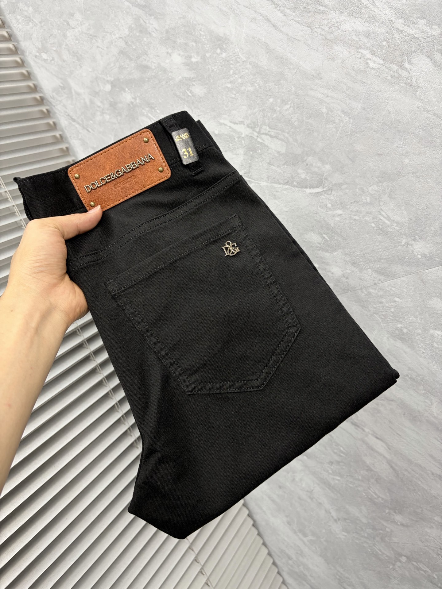 NO:914027,DG’s new jeans!  Heavy-duty fermentation and washing process, the slim straight version with elastic upper body is very comfortable, and it is very classy to wear. Needless to say, the style and tailoring of the pants, the G mesh logo is highly recognizable!  Truly a first-class top trendy product!  Really top-notch jeans, using Turkish cotton to produce the most famous denim fabric. The quality is outstanding. After heavy-duty fermentation and washing, the pants are very soft!  The straight-leg version is not picky and the upper body is absolutely stylish!  !  !  Size 29——3837,,jeans,19860909DG ‘’新款牛仔裤！重工酵磨水洗工艺,修身直筒版型带弹力上身非常舒适,穿出去非常有档次,裤型款式和裁剪亦无需多言 ,G网Logo辨识度极高！真正一等一顶级潮品！真正殿堂级的牛仔裤,选用土耳其的棉花 生产出最有名的单宁布 品质卓然,经过重工酵磨水洗使得裤子很柔软！直脚的版型 不挑人 上身绝对的有型！！！尺码29——3837,,jeans,,Men's clothing