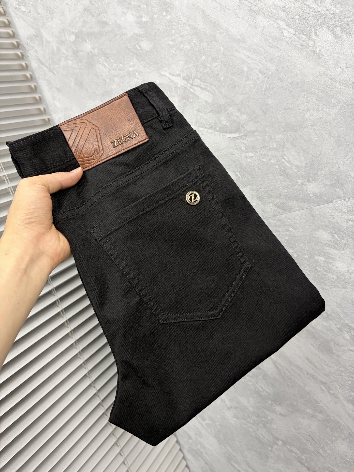NO:872548,Ermenegildo Zegna’s new jeans!  Heavy-duty fermentation and washing process, the slim straight version with elastic upper body is very comfortable, and it is very classy to wear. Needless to say, the style and tailoring of the pants, the G mesh logo is highly recognizable!  Truly a first-class top trendy product!  Really top-notch jeans, using Turkish cotton to produce the most famous denim fabric. The quality is outstanding. After heavy-duty fermentation and washing, the pants are very soft!  The straight-leg version is not picky and the upper body is absolutely stylish!  !  !  Size 29——3837,,zegna,jeans,19860909杰尼亚 ‘’新款牛仔裤！重工酵磨水洗工艺,修身直筒版型带弹力上身非常舒适,穿出去非常有档次,裤型款式和裁剪亦无需多言 ,G网Logo辨识度极高！真正一等一顶级潮品！真正殿堂级的牛仔裤,选用土耳其的棉花 生产出最有名的单宁布 品质卓然,经过重工酵磨水洗使得裤子很柔软！直脚的版型 不挑人 上身绝对的有型！！！尺码29——3837,,zegna,jeans,,Men's clothing