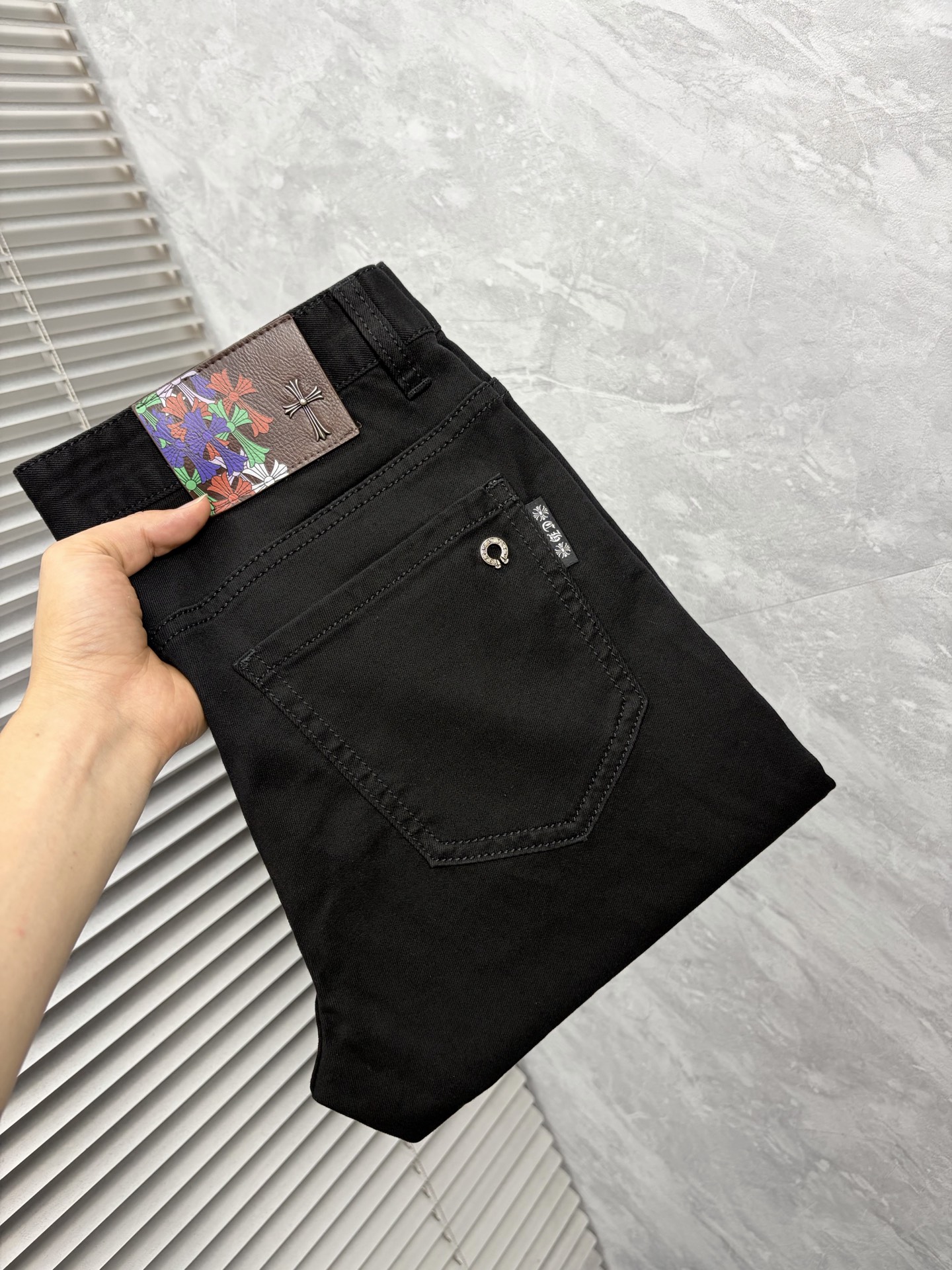 NO:872539,Crow Heart’s new jeans!  Heavy-duty fermentation and washing process, the slim straight version with elastic upper body is very comfortable, and it is very classy to wear. Needless to say, the style and tailoring of the pants, the G mesh logo is highly recognizable!  Truly a first-class top trendy product!  Really top-notch jeans, using Turkish cotton to produce the most famous denim fabric. The quality is outstanding. After heavy-duty fermentation and washing, the pants are very soft!  The straight-leg version is not picky and the upper body is absolutely stylish!  !  !  Size 29——3837,chrome hearts,jeans,19860909克罗心 ‘’新款牛仔裤！重工酵磨水洗工艺,修身直筒版型带弹力上身非常舒适,穿出去非常有档次,裤型款式和裁剪亦无需多言 ,G网Logo辨识度极高！真正一等一顶级潮品！真正殿堂级的牛仔裤,选用土耳其的棉花 生产出最有名的单宁布 品质卓然,经过重工酵磨水洗使得裤子很柔软！直脚的版型 不挑人 上身绝对的有型！！！尺码29——3837,,chrome hearts,jeans,,Men's clothing