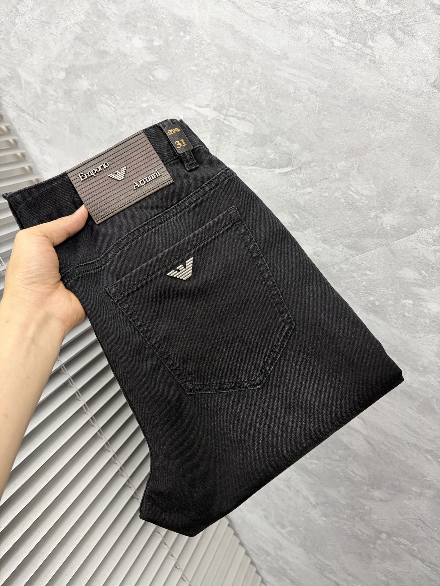 NO:872532,Armani’s new jeans!  Heavy-duty fermentation and washing process, the slim straight version with elastic upper body is very comfortable, and it is very classy to wear. Needless to say, the style and tailoring of the pants, the G mesh logo is highly recognizable!  Truly a first-class top trendy product!  Really top-notch jeans, using Turkish cotton to produce the most famous denim fabric. The quality is outstanding. After heavy-duty fermentation and washing, the pants are very soft!  The straight-leg version is not picky and the upper body is absolutely stylish!  !  !  Size 29——3837,,armani,jeans,19860909阿玛尼‘’新款牛仔裤！重工酵磨水洗工艺,修身直筒版型带弹力上身非常舒适,穿出去非常有档次,裤型款式和裁剪亦无需多言 ,G网Logo辨识度极高！真正一等一顶级潮品！真正殿堂级的牛仔裤,选用土耳其的棉花 生产出最有名的单宁布 品质卓然,经过重工酵磨水洗使得裤子很柔软！直脚的版型 不挑人 上身绝对的有型！！！尺码29——3837,,armani,jeans,,Men's clothing