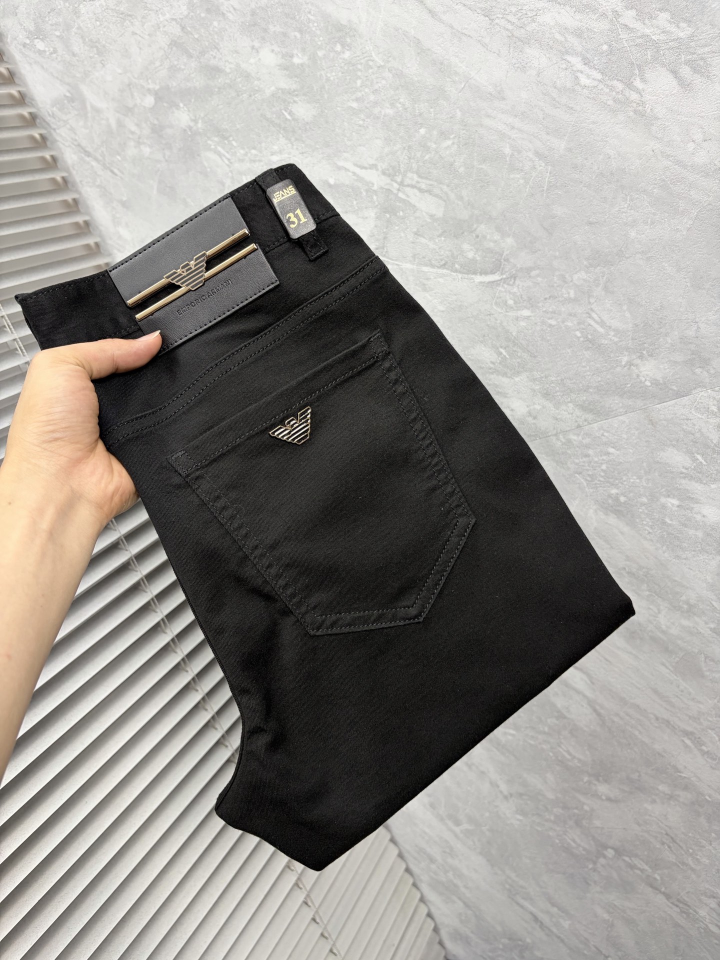 NO:872525,Armani’s new jeans!  Heavy-duty fermentation and washing process, the slim straight version with elastic upper body is very comfortable, and it is very classy to wear. Needless to say, the style and tailoring of the pants, the G mesh logo is highly recognizable!  Truly a first-class top trendy product!  Really top-notch jeans, using Turkish cotton to produce the most famous denim fabric. The quality is outstanding. After heavy-duty fermentation and washing, the pants are very soft!  The straight-leg version is not picky and the upper body is absolutely stylish!  !  !  Size 29——3837,,armani,jeans,19860909阿玛尼 ‘’新款牛仔裤！重工酵磨水洗工艺,修身直筒版型带弹力上身非常舒适,穿出去非常有档次,裤型款式和裁剪亦无需多言 ,G网Logo辨识度极高！真正一等一顶级潮品！真正殿堂级的牛仔裤,选用土耳其的棉花 生产出最有名的单宁布 品质卓然,经过重工酵磨水洗使得裤子很柔软！直脚的版型 不挑人 上身绝对的有型！！！尺码29——3837,,armani,jeans,,Men's clothing