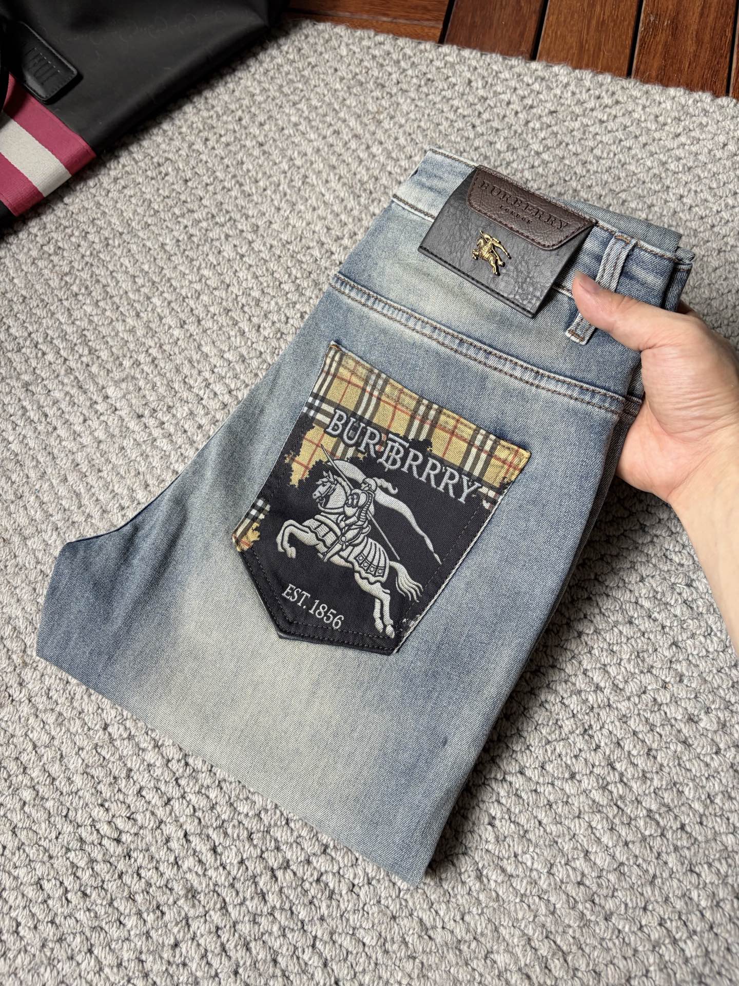 NO:876865,Baba’s new jeans!  Heavy-duty fermentation and washing process, the slim straight version with elastic upper body is very comfortable, and it is very classy to wear. Needless to say, the style and tailoring of the pants, the G mesh logo is highly recognizable!  Truly a first-class top trendy product!  Really top-notch jeans, using Turkish cotton to produce the most famous denim fabric. The quality is outstanding. After heavy-duty fermentation and washing, the pants are very soft!  The straight-leg version is not picky and the upper body is absolutely stylish!  !  !  Size 29——3837,,burberry,jeans,19860909巴宝 ‘’新款牛仔裤！重工酵磨水洗工艺,修身直筒版型带弹力上身非常舒适,穿出去非常有档次,裤型款式和裁剪亦无需多言 ,G网Logo辨识度极高！真正一等一顶级潮品！真正殿堂级的牛仔裤,选用土耳其的棉花 生产出最有名的单宁布 品质卓然,经过重工酵磨水洗使得裤子很柔软！直脚的版型 不挑人 上身绝对的有型！！！尺码29——3837,,burberry,jeans,,Men's clothing