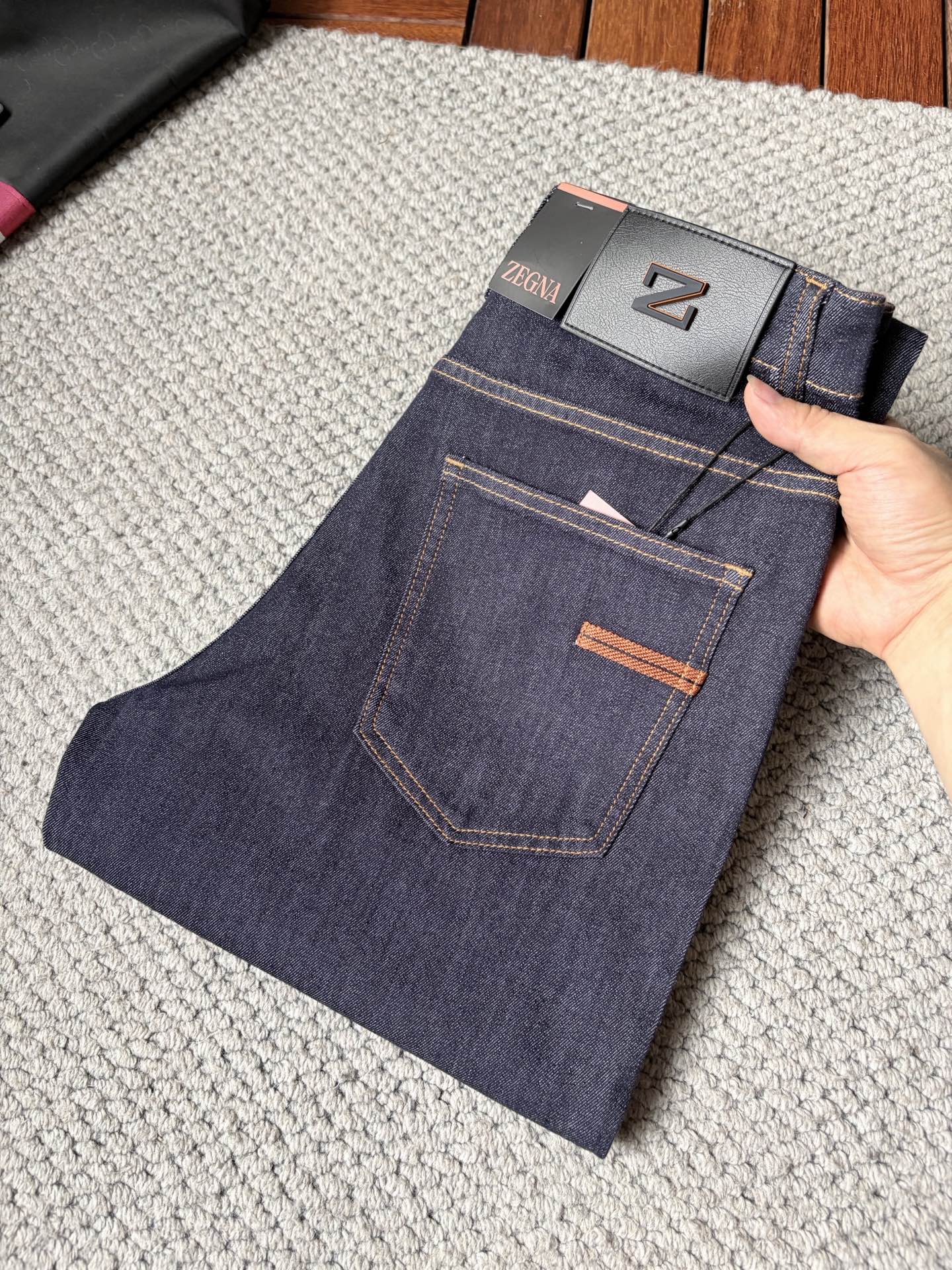 NO:876872,Jenny’s new jeans!  Heavy-duty fermentation and washing process, the slim straight version with elastic upper body is very comfortable, and it is very classy to wear. Needless to say, the style and tailoring of the pants, the G mesh logo is highly recognizable!  Truly a first-class top trendy product!  Really top-notch jeans, using Turkish cotton to produce the most famous denim fabric. The quality is outstanding. After heavy-duty fermentation and washing, the pants are very soft!  The straight-leg version is not picky and the upper body is absolutely stylish!  !  !  Size 29——3837,,zegna,jeans,19860909杰尼 ‘’新款牛仔裤！重工酵磨水洗工艺,修身直筒版型带弹力上身非常舒适,穿出去非常有档次,裤型款式和裁剪亦无需多言 ,G网Logo辨识度极高！真正一等一顶级潮品！真正殿堂级的牛仔裤,选用土耳其的棉花 生产出最有名的单宁布 品质卓然,经过重工酵磨水洗使得裤子很柔软！直脚的版型 不挑人 上身绝对的有型！！！尺码29——3837,,zegna,jeans,,Men's clothing