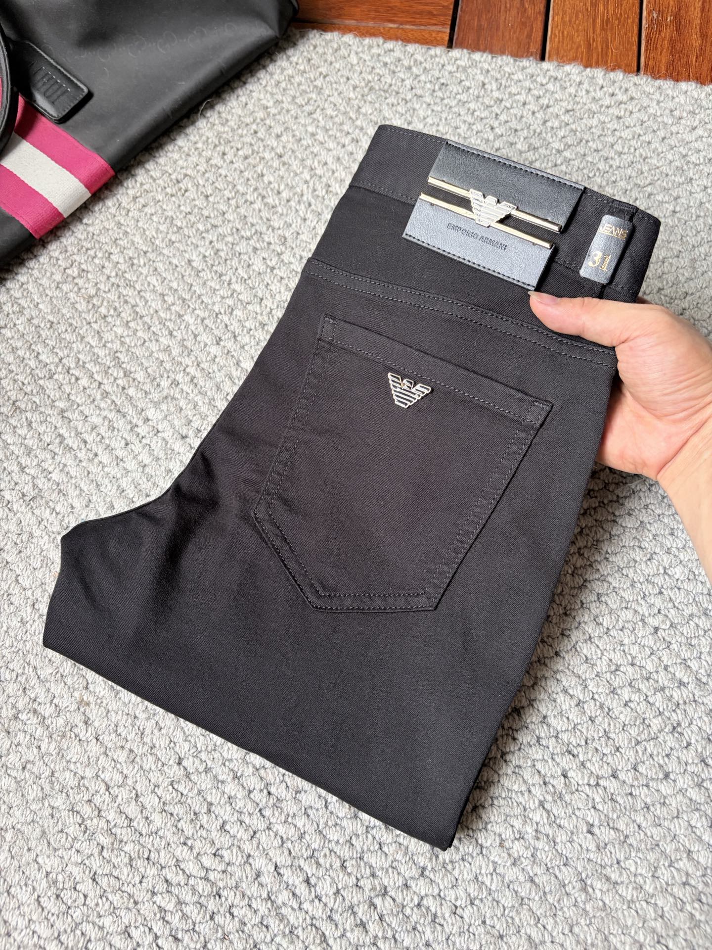 NO:937899,Amma’s new jeans!  Heavy-duty fermentation and washing process, the slim straight version with elastic upper body is very comfortable, and it is very classy to wear. Needless to say, the style and tailoring of the pants, the G mesh logo is highly recognizable!  Truly a first-class top trendy product!  Really top-notch jeans, using Turkish cotton to produce the most famous denim fabric. The quality is outstanding. After heavy-duty fermentation and washing, the pants are very soft!  The straight-leg version is not picky and the upper body is absolutely stylish!  !  !  Size 29——3837,,jeans,19860909阿玛 ‘’新款牛仔裤！重工酵磨水洗工艺,修身直筒版型带弹力上身非常舒适,穿出去非常有档次,裤型款式和裁剪亦无需多言 ,G网Logo辨识度极高！真正一等一顶级潮品！真正殿堂级的牛仔裤,选用土耳其的棉花 生产出最有名的单宁布 品质卓然,经过重工酵磨水洗使得裤子很柔软！直脚的版型 不挑人 上身绝对的有型！！！尺码29——3837,,jeans,,Men's clothing