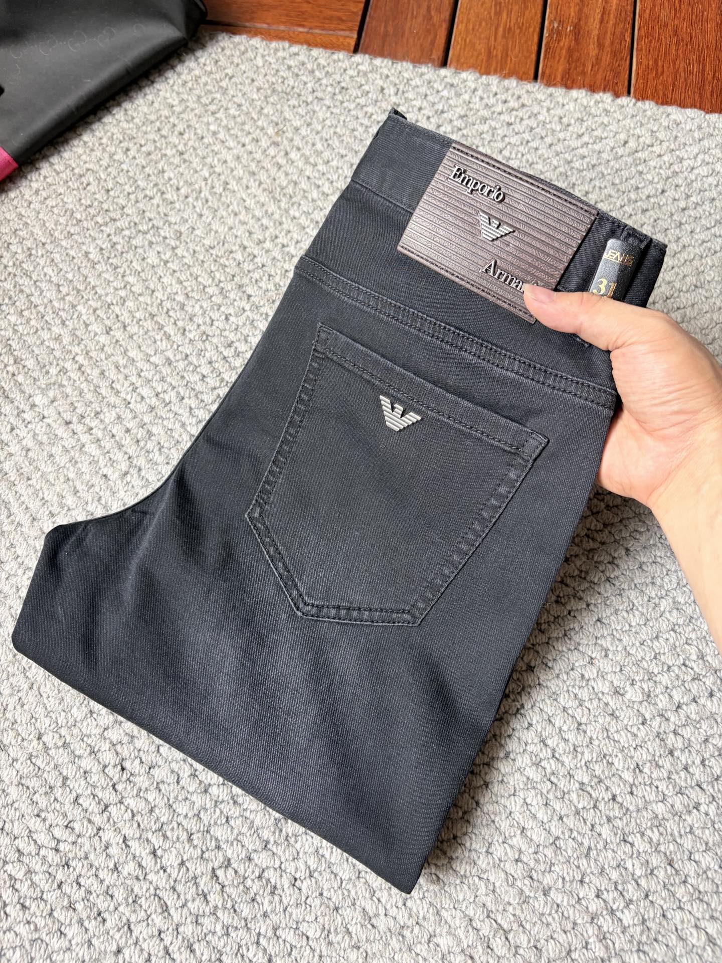 NO:876879,Amma’s new jeans!  Heavy-duty fermentation and washing process, the slim straight version with elastic upper body is very comfortable, and it is very classy to wear. Needless to say, the style and tailoring of the pants, the G mesh logo is highly recognizable!  Truly a first-class top trendy product!  Really top-notch jeans, using Turkish cotton to produce the most famous denim fabric. The quality is outstanding. After heavy-duty fermentation and washing, the pants are very soft!  The straight-leg version is not picky and the upper body is absolutely stylish!  !  !  Size 29——3837,,jeans,19860909阿玛 ‘’新款牛仔裤！重工酵磨水洗工艺,修身直筒版型带弹力上身非常舒适,穿出去非常有档次,裤型款式和裁剪亦无需多言 ,G网Logo辨识度极高！真正一等一顶级潮品！真正殿堂级的牛仔裤,选用土耳其的棉花 生产出最有名的单宁布 品质卓然,经过重工酵磨水洗使得裤子很柔软！直脚的版型 不挑人 上身绝对的有型！！！尺码29——3837,,jeans,,Men's clothing