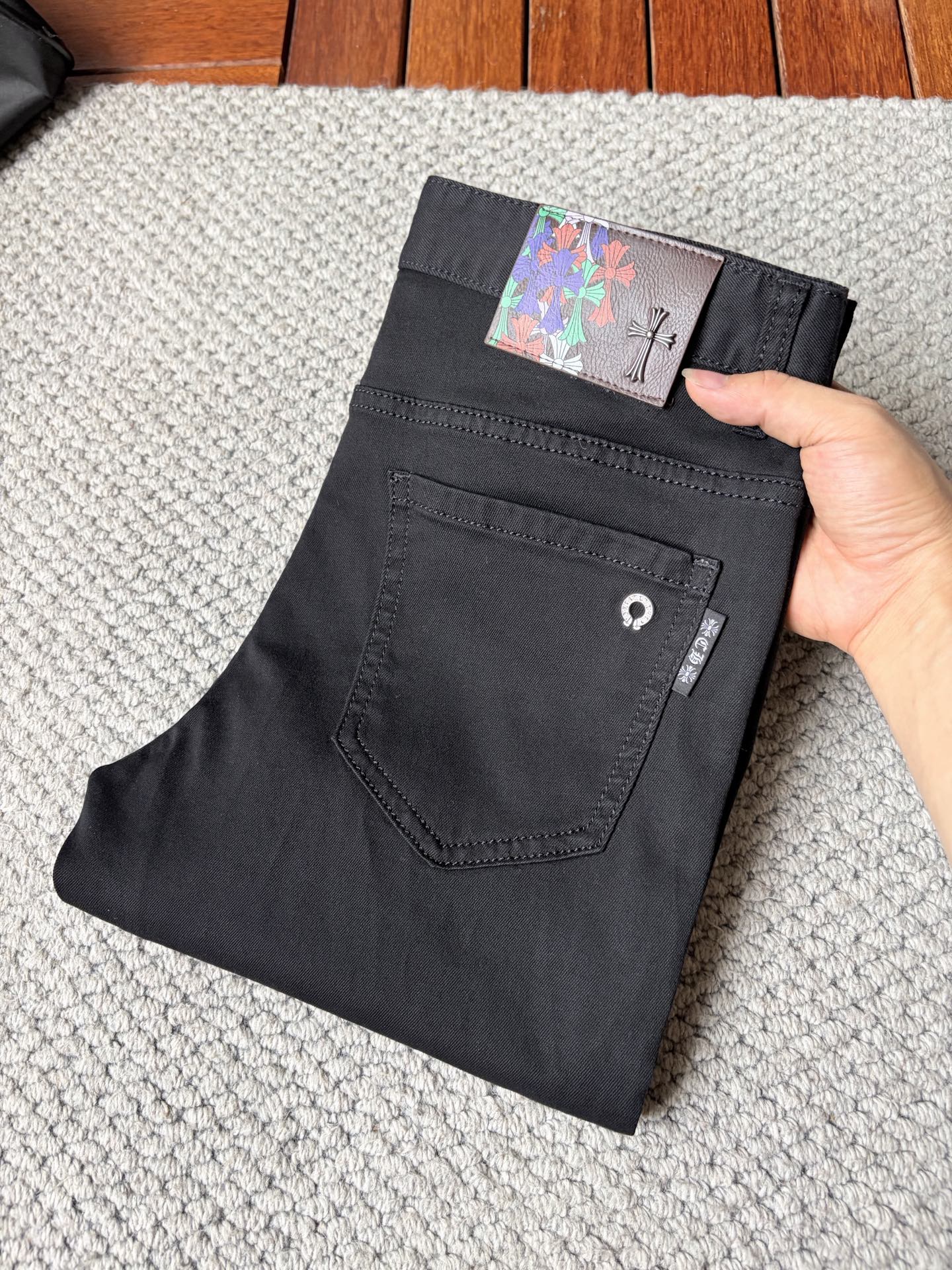 NO:876885,Crowe’s new jeans!  Heavy-duty fermentation and washing process, the slim straight version with elastic upper body is very comfortable, and it is very classy to wear. Needless to say, the style and tailoring of the pants, the G mesh logo is highly recognizable!  Truly a first-class top trendy product!  Really top-notch jeans, using Turkish cotton to produce the most famous denim fabric. The quality is outstanding. After heavy-duty fermentation and washing, the pants are very soft!  The straight-leg version is not picky and the upper body is absolutely stylish!  !  !  Size 29——3837,chrome hearts,jeans,19860909克罗 ‘’新款牛仔裤！重工酵磨水洗工艺,修身直筒版型带弹力上身非常舒适,穿出去非常有档次,裤型款式和裁剪亦无需多言 ,G网Logo辨识度极高！真正一等一顶级潮品！真正殿堂级的牛仔裤,选用土耳其的棉花 生产出最有名的单宁布 品质卓然,经过重工酵磨水洗使得裤子很柔软！直脚的版型 不挑人 上身绝对的有型！！！尺码29——3837,,chrome hearts,jeans,,Men's clothing