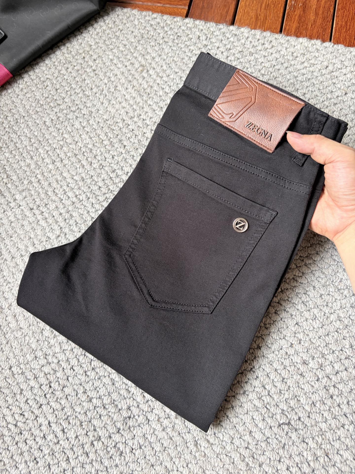 NO:876891,Jenny’s new jeans!  Heavy-duty fermentation and washing process, the slim straight version with elastic upper body is very comfortable, and it is very classy to wear. Needless to say, the style and tailoring of the pants, the G mesh logo is highly recognizable!  Truly a first-class top trendy product!  Really top-notch jeans, using Turkish cotton to produce the most famous denim fabric. The quality is outstanding. After heavy-duty fermentation and washing, the pants are very soft!  The straight-leg version is not picky and the upper body is absolutely stylish!  !  !  Size 29——3837,,zegna,jeans,19860909杰尼 ‘’新款牛仔裤！重工酵磨水洗工艺,修身直筒版型带弹力上身非常舒适,穿出去非常有档次,裤型款式和裁剪亦无需多言 ,G网Logo辨识度极高！真正一等一顶级潮品！真正殿堂级的牛仔裤,选用土耳其的棉花 生产出最有名的单宁布 品质卓然,经过重工酵磨水洗使得裤子很柔软！直脚的版型 不挑人 上身绝对的有型！！！尺码29——3837,,zegna,jeans,,Men's clothing