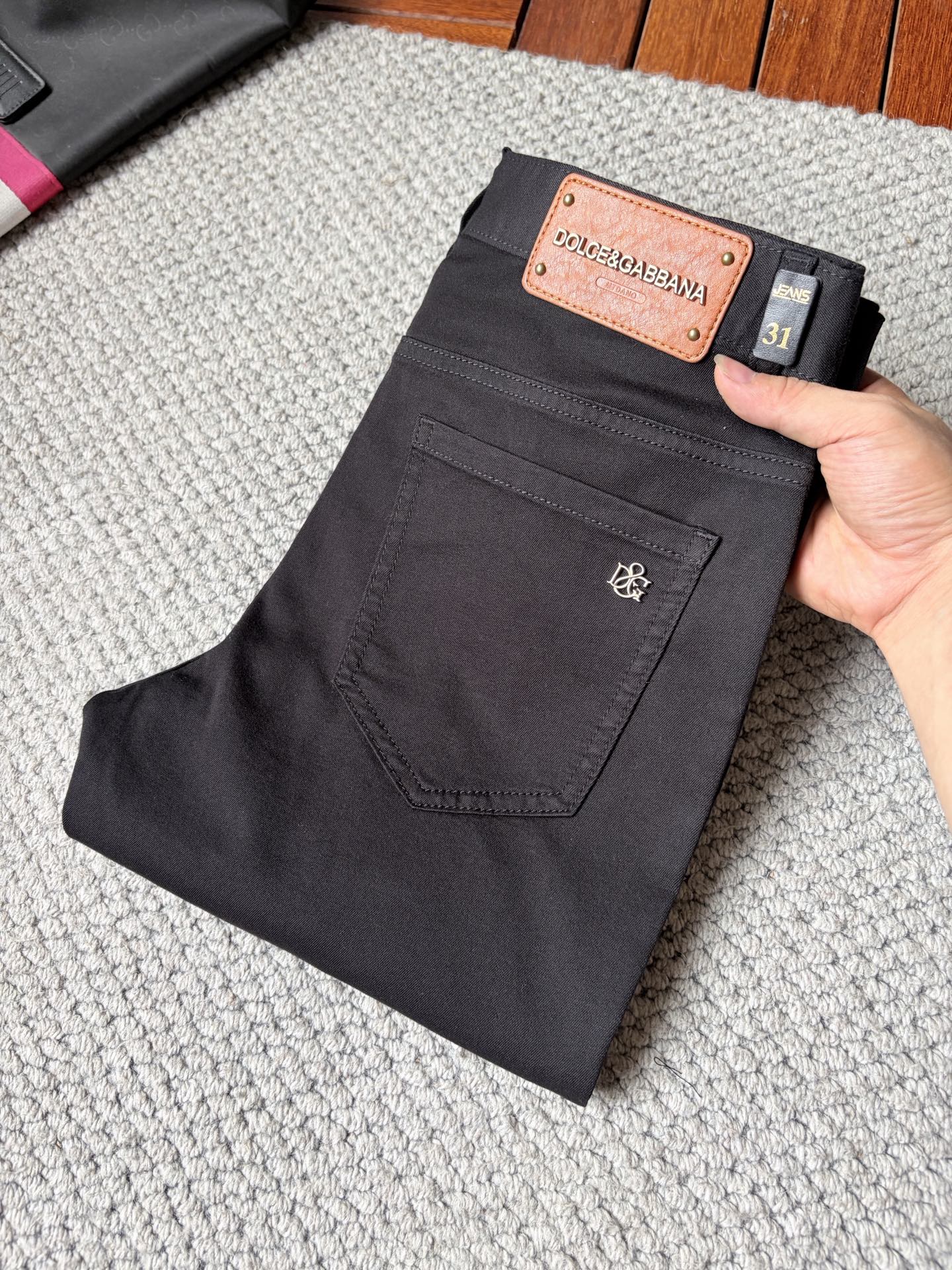NO:876833,DG’s new jeans!  Heavy-duty fermentation and washing process, the slim straight version with elastic upper body is very comfortable, and it is very classy to wear. Needless to say, the style and tailoring of the pants, the G mesh logo is highly recognizable!  Truly a first-class top trendy product!  Really top-notch jeans, using Turkish cotton to produce the most famous denim fabric. The quality is outstanding. After heavy-duty fermentation and washing, the pants are very soft!  The straight-leg version is not picky and the upper body is absolutely stylish!  !  !  Size 29——3837,,jeans,19860909DG ‘’新款牛仔裤！重工酵磨水洗工艺,修身直筒版型带弹力上身非常舒适,穿出去非常有档次,裤型款式和裁剪亦无需多言 ,G网Logo辨识度极高！真正一等一顶级潮品！真正殿堂级的牛仔裤,选用土耳其的棉花 生产出最有名的单宁布 品质卓然,经过重工酵磨水洗使得裤子很柔软！直脚的版型 不挑人 上身绝对的有型！！！尺码29——3837,,jeans,,Men's clothing