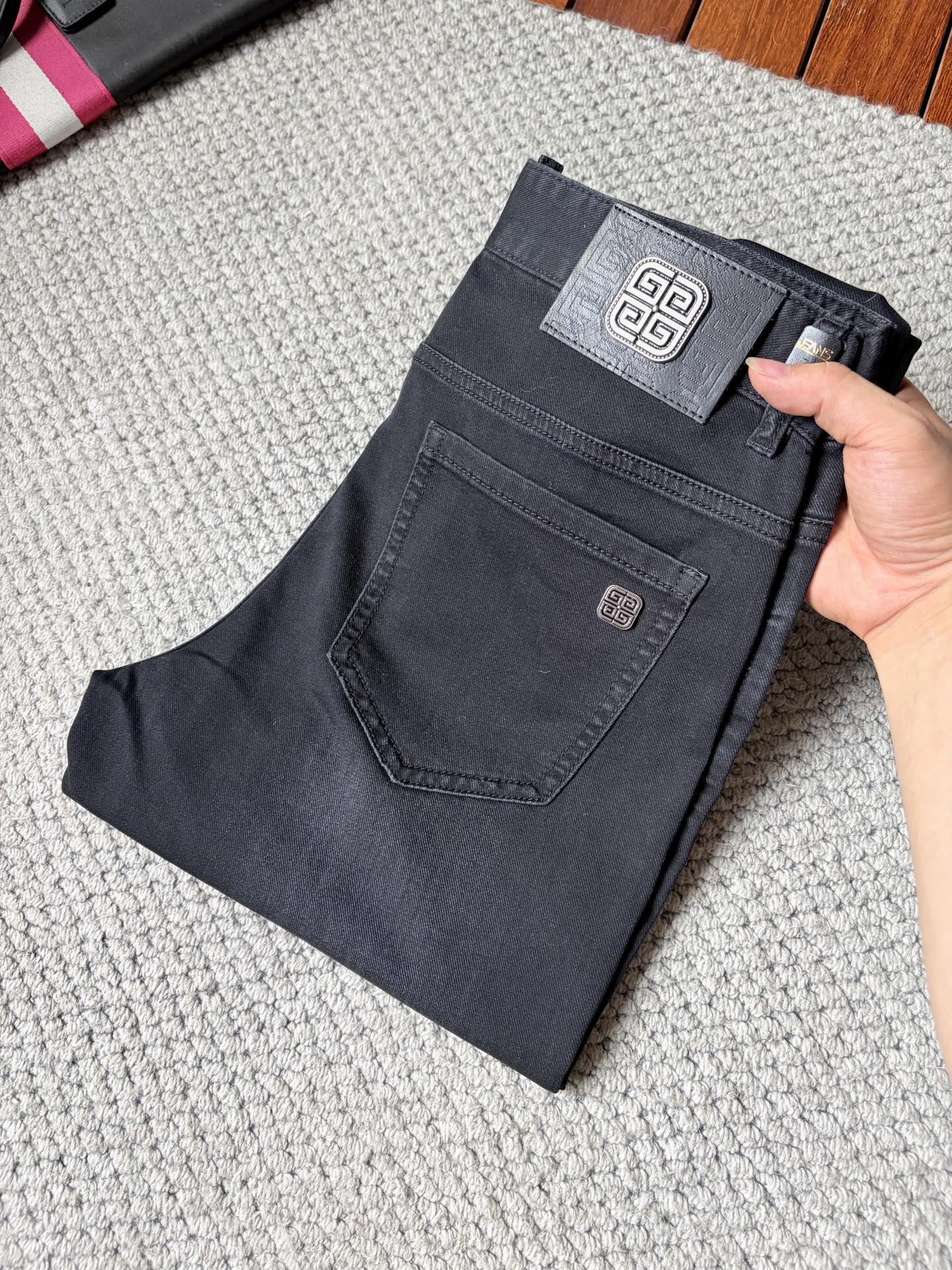 NO:876840,Givenchy’s new jeans!  Heavy-duty fermentation and washing process, the slim straight version with elastic upper body is very comfortable, and it is very classy to wear. Needless to say, the style and tailoring of the pants, the G mesh logo is highly recognizable!  Truly a first-class top trendy product!  Really top-notch jeans, using Turkish cotton to produce the most famous denim fabric. The quality is outstanding. After heavy-duty fermentation and washing, the pants are very soft!  The straight-leg version is not picky and the upper body is absolutely stylish!  !  !  Size 29——3837,,givenchy,jeans,19860909纪梵 ‘’新款牛仔裤！重工酵磨水洗工艺,修身直筒版型带弹力上身非常舒适,穿出去非常有档次,裤型款式和裁剪亦无需多言 ,G网Logo辨识度极高！真正一等一顶级潮品！真正殿堂级的牛仔裤,选用土耳其的棉花 生产出最有名的单宁布 品质卓然,经过重工酵磨水洗使得裤子很柔软！直脚的版型 不挑人 上身绝对的有型！！！尺码29——3837,,givenchy,jeans,,Men's clothing