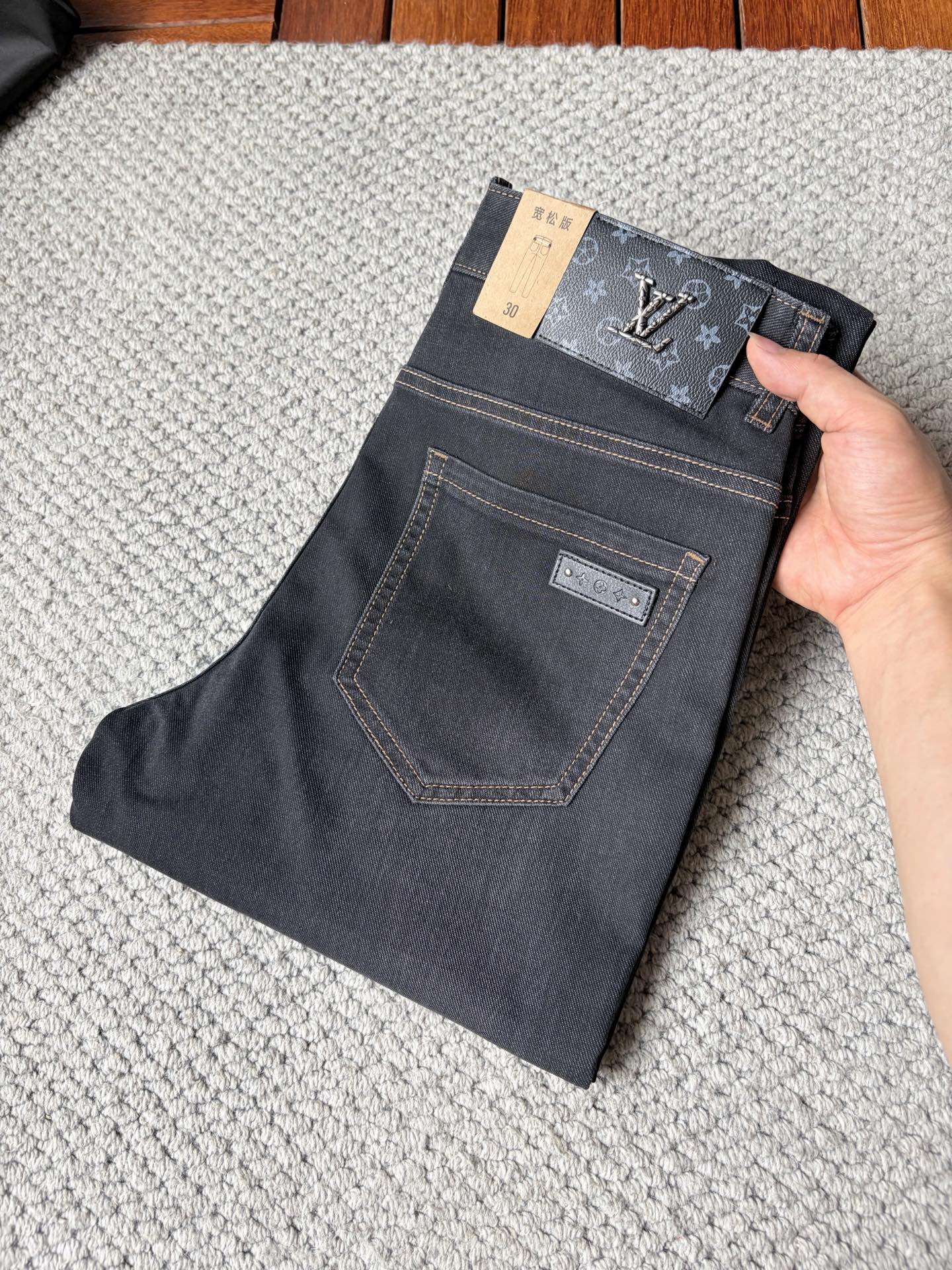 NO:876847,LV’s new jeans!  Heavy-duty fermentation and washing process, the slim straight version with elastic upper body is very comfortable, and it is very classy to wear. Needless to say, the style and tailoring of the pants, the G mesh logo is highly recognizable!  Truly a first-class top trendy product!  Really top-notch jeans, using Turkish cotton to produce the most famous denim fabric. The quality is outstanding. After heavy-duty fermentation and washing, the pants are very soft!  The straight-leg version is not picky and the upper body is absolutely stylish!  !  !  Size 29——3837,,louis vuitton,jeans,19860909LV ‘’新款牛仔裤！重工酵磨水洗工艺,修身直筒版型带弹力上身非常舒适,穿出去非常有档次,裤型款式和裁剪亦无需多言 ,G网Logo辨识度极高！真正一等一顶级潮品！真正殿堂级的牛仔裤,选用土耳其的棉花 生产出最有名的单宁布 品质卓然,经过重工酵磨水洗使得裤子很柔软！直脚的版型 不挑人 上身绝对的有型！！！尺码29——3837,,louis vuitton,jeans,,Men's clothing