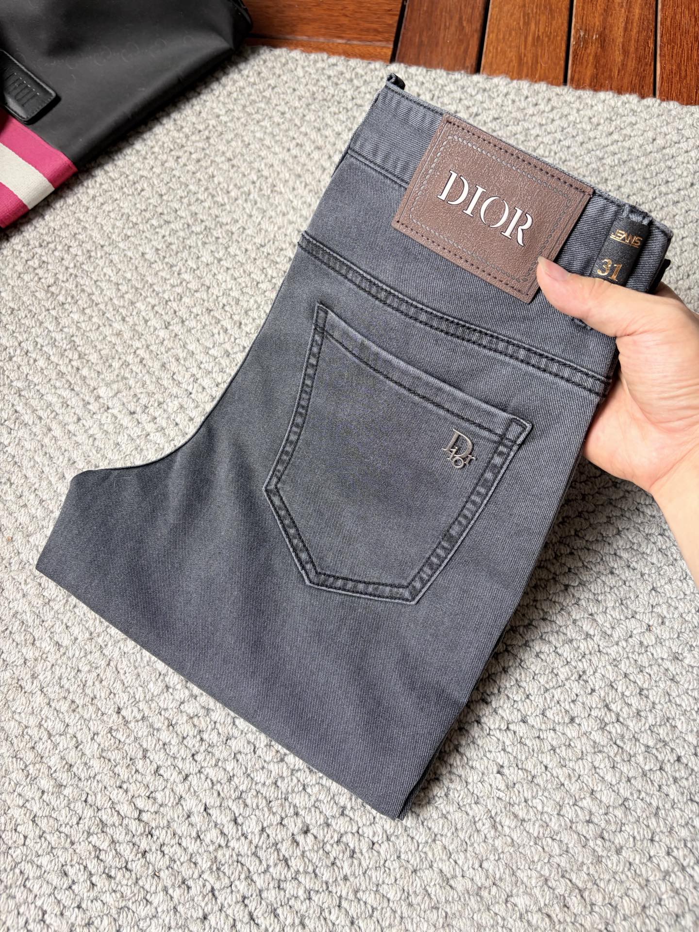 NO:876856,dr’s new jeans!  Heavy-duty fermentation and washing process, the slim straight version with elastic upper body is very comfortable, and it is very classy to wear. Needless to say, the style and tailoring of the pants, the G mesh logo is highly recognizable!  Truly a first-class top trendy product!  Really top-notch jeans, using Turkish cotton to produce the most famous denim fabric. The quality is outstanding. After heavy-duty fermentation and washing, the pants are very soft!  The straight-leg version is not picky and the upper body is absolutely stylish!  !  !  Size 29——3837,,jeans,19860909dr ‘’新款牛仔裤！重工酵磨水洗工艺,修身直筒版型带弹力上身非常舒适,穿出去非常有档次,裤型款式和裁剪亦无需多言 ,G网Logo辨识度极高！真正一等一顶级潮品！真正殿堂级的牛仔裤,选用土耳其的棉花 生产出最有名的单宁布 品质卓然,经过重工酵磨水洗使得裤子很柔软！直脚的版型 不挑人 上身绝对的有型！！！尺码29——3837,,jeans,,Men's clothing