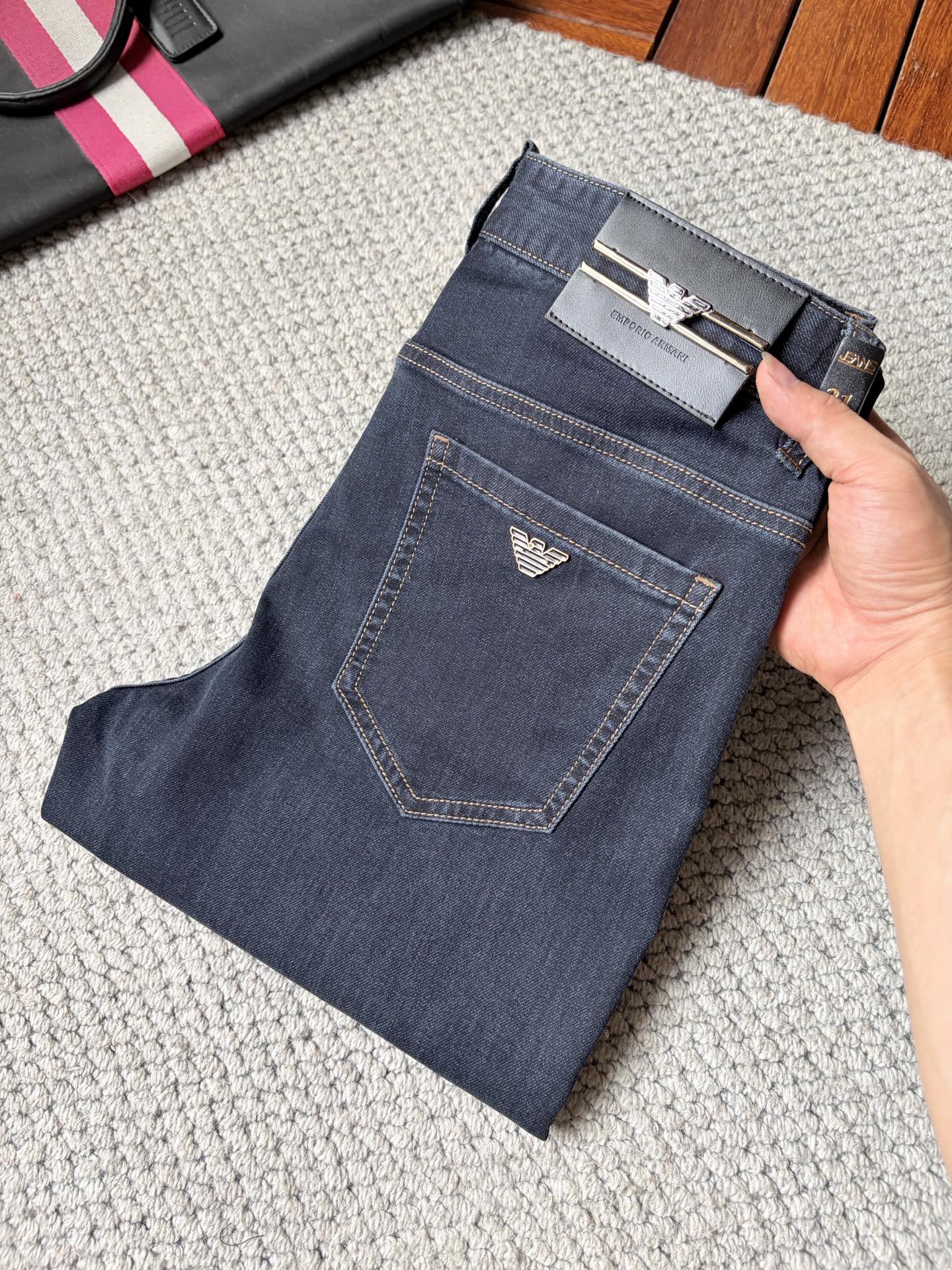 NO:876863,Amma’s new jeans!  Heavy-duty fermentation and washing process, the slim straight version with elastic upper body is very comfortable, and it is very classy to wear. Needless to say, the style and tailoring of the pants, the G mesh logo is highly recognizable!  Truly a first-class top trendy product!  Really top-notch jeans, using Turkish cotton to produce the most famous denim fabric. The quality is outstanding. After heavy-duty fermentation and washing, the pants are very soft!  The straight-leg version is not picky and the upper body is absolutely stylish!  !  !  Size 29——3837,,jeans,19860909阿玛 ‘’新款牛仔裤！重工酵磨水洗工艺,修身直筒版型带弹力上身非常舒适,穿出去非常有档次,裤型款式和裁剪亦无需多言 ,G网Logo辨识度极高！真正一等一顶级潮品！真正殿堂级的牛仔裤,选用土耳其的棉花 生产出最有名的单宁布 品质卓然,经过重工酵磨水洗使得裤子很柔软！直脚的版型 不挑人 上身绝对的有型！！！尺码29——3837,,jeans,,Men's clothing