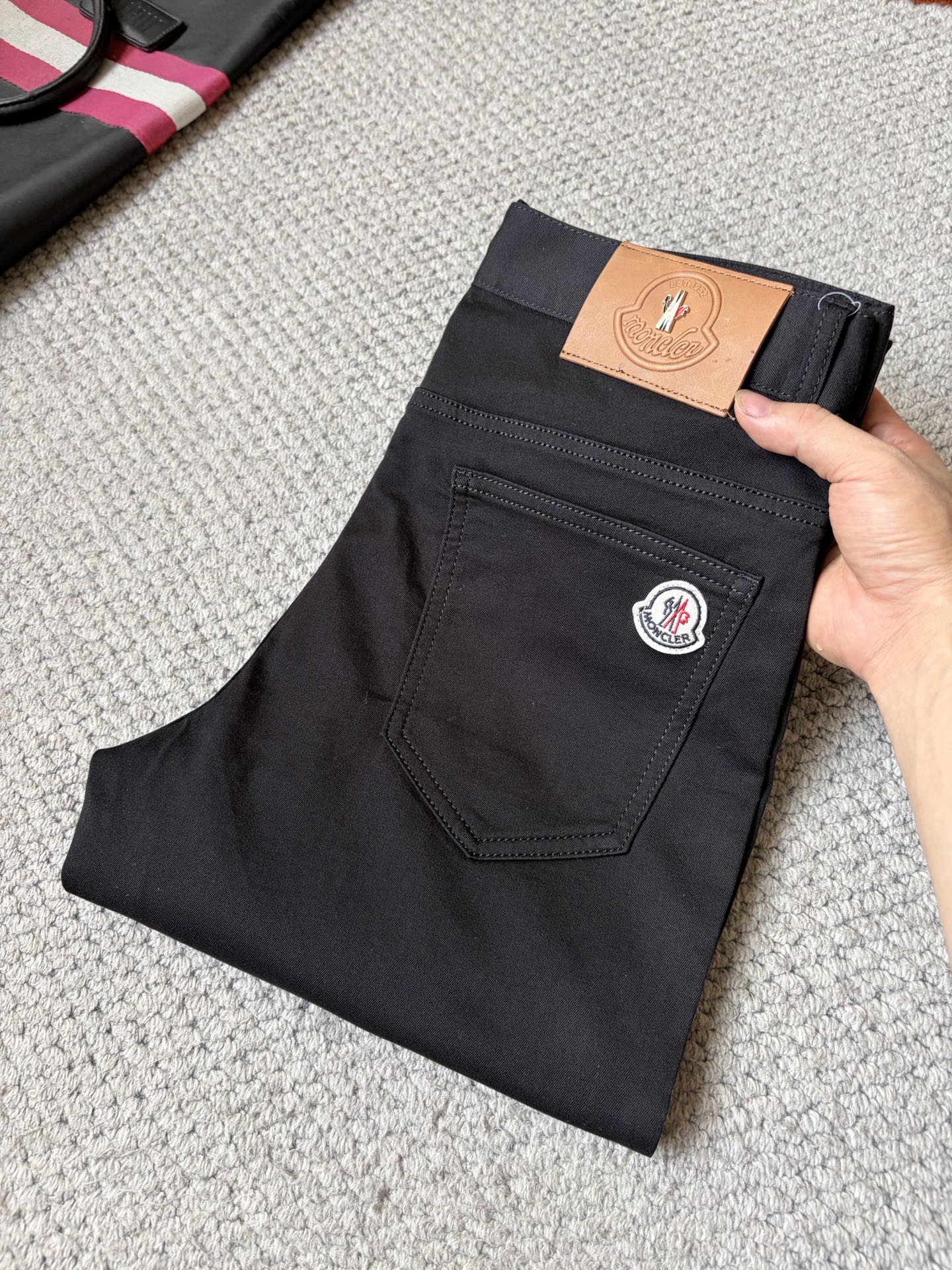 NO:907096,Mouth-mounted high-end customization, 2026 latest jeans, simultaneous sale at the counter, original custom-made replicas, customer-supplied hardware accessories, original quality, imported denim fabric with high elasticity, heavy washing, fine workmanship, and excellent upper body!  Preferred items Size: 29-38,,Moncler,jeans,19860909蒙口 高端定制、2026最新款牛仔裤 柜台同步发售 原版定制复刻 客供五金辅料 原单品质 进口牛仔面料高弹力 重工洗水 做工走线精细 上身绝佳！优选单品 码数: 29-38,,Moncler,jeans,,Men's clothing