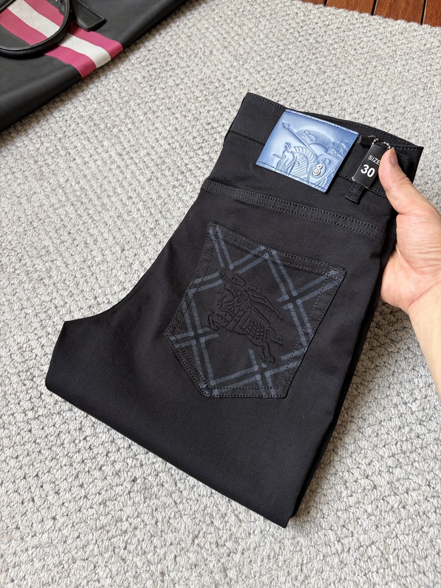 NO:907090,Baba* high-end customization, 2026 latest jeans, sold simultaneously at the counter, original customized replicas, customer-supplied hardware accessories, original quality, imported denim fabric with high elasticity, heavy washing, fine workmanship and routing, excellent upper body!  Preferred items Size: 29-38,,burberry,jeans,19860909巴宝*高端定制、2026最新款牛仔裤 柜台同步发售 原版定制复刻 客供五金辅料 原单品质 进口牛仔面料高弹力 重工洗水 做工走线精细 上身绝佳！优选单品 码数: 29-38,,burberry,jeans,,Men's clothing