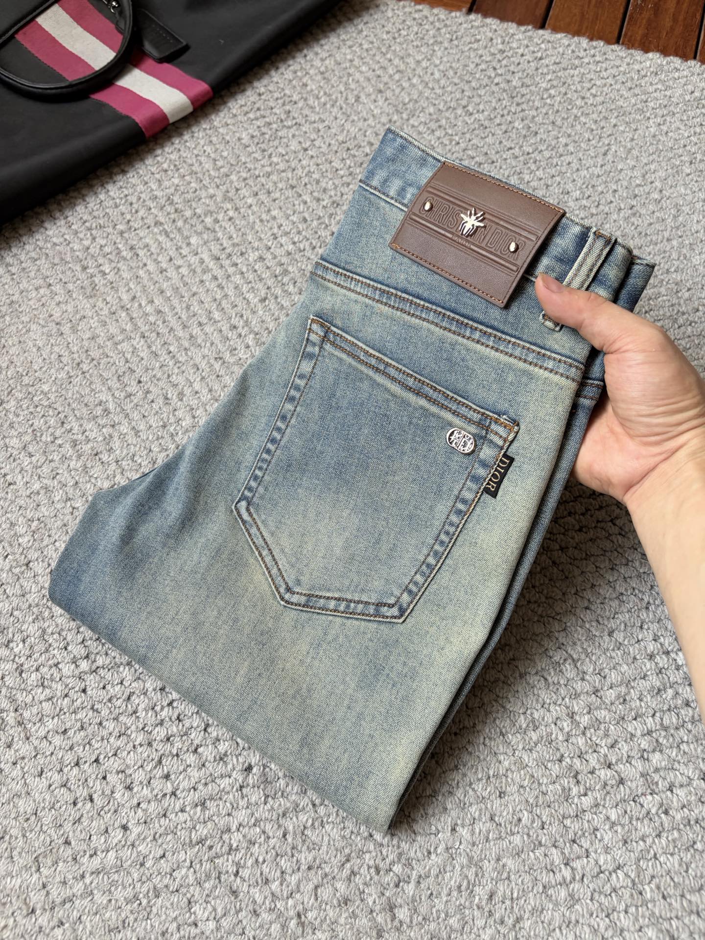 NO:932752,DR high-end customization, 2026 latest jeans, simultaneous sales at the counter, original custom-made replicas, customer-supplied hardware accessories, original quality, imported denim fabric with high elasticity, heavy washing, fine workmanship, and excellent upper body!  Preferred items Size: 29-38,,jeans,19860909DR 高端定制、2026最新款牛仔裤 柜台同步发售 原版定制复刻 客供五金辅料 原单品质 进口牛仔面料高弹力 重工洗水 做工走线精细 上身绝佳！优选单品 码数: 29-38,,jeans,,Men's clothing