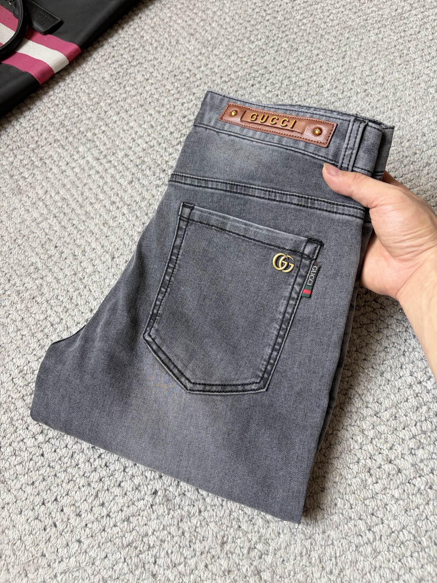 NO:932759,Gucci high-end customization, 2026 latest jeans, simultaneous sale at the counter, original custom-made replica, customer-supplied hardware accessories, original quality, imported denim fabric with high elasticity, heavy washing, fine workmanship, and excellent upper body!  Preferred items Size: 29-38,,jeans,19860909古奇 高端定制、2026最新款牛仔裤 柜台同步发售 原版定制复刻 客供五金辅料 原单品质 进口牛仔面料高弹力 重工洗水 做工走线精细 上身绝佳！优选单品 码数: 29-38,,jeans,,Men's clothing