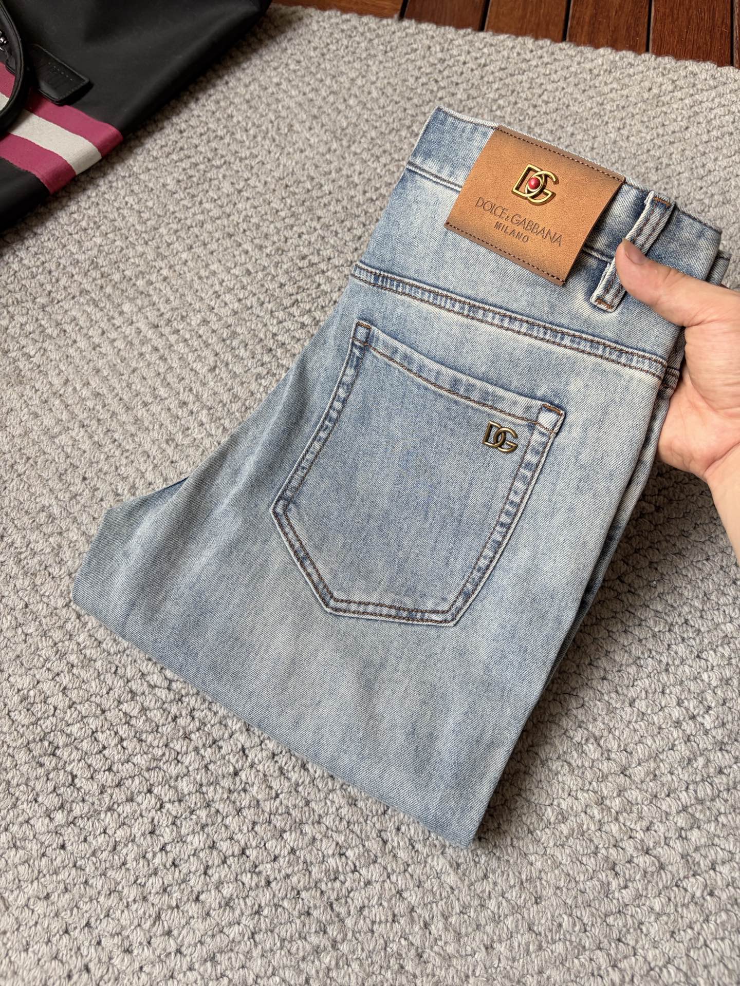 NO:907084,DG high-end customization, 2026 latest jeans, simultaneous sales at the counter, original custom-made replicas, customer-supplied hardware accessories, original quality, imported denim fabric with high elasticity, heavy washing, fine workmanship, and excellent upper body!  Preferred items Size: 29-38,,jeans,19860909DG 高端定制、2026最新款牛仔裤 柜台同步发售 原版定制复刻 客供五金辅料 原单品质 进口牛仔面料高弹力 重工洗水 做工走线精细 上身绝佳！优选单品 码数: 29-38,,jeans,,Men's clothing