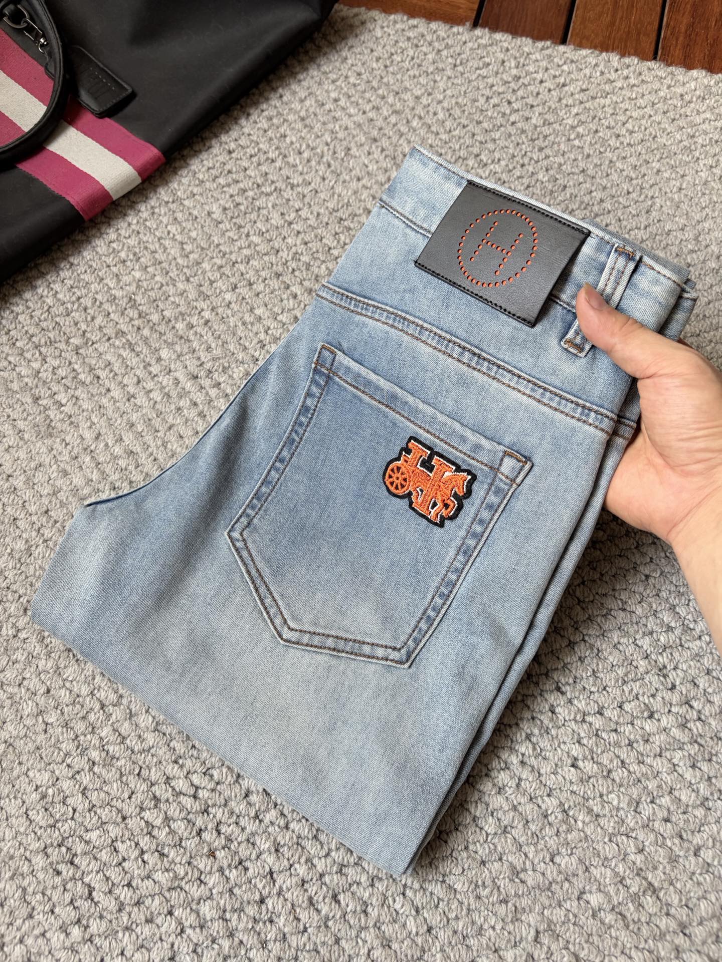 NO:907081,Hermès high-end customization, 2026 latest jeans, simultaneous sale at the counter, original customized replicas, customer-supplied hardware accessories, original quality, imported denim fabric with high elasticity, heavy washing, fine workmanship, and excellent upper body!  Preferred items Size: 29-38,,hermes,jeans,19860909爱马仕 高端定制、2026最新款牛仔裤 柜台同步发售 原版定制复刻 客供五金辅料 原单品质 进口牛仔面料高弹力 重工洗水 做工走线精细 上身绝佳！优选单品 码数: 29-38,,hermes,jeans,,Men's clothing