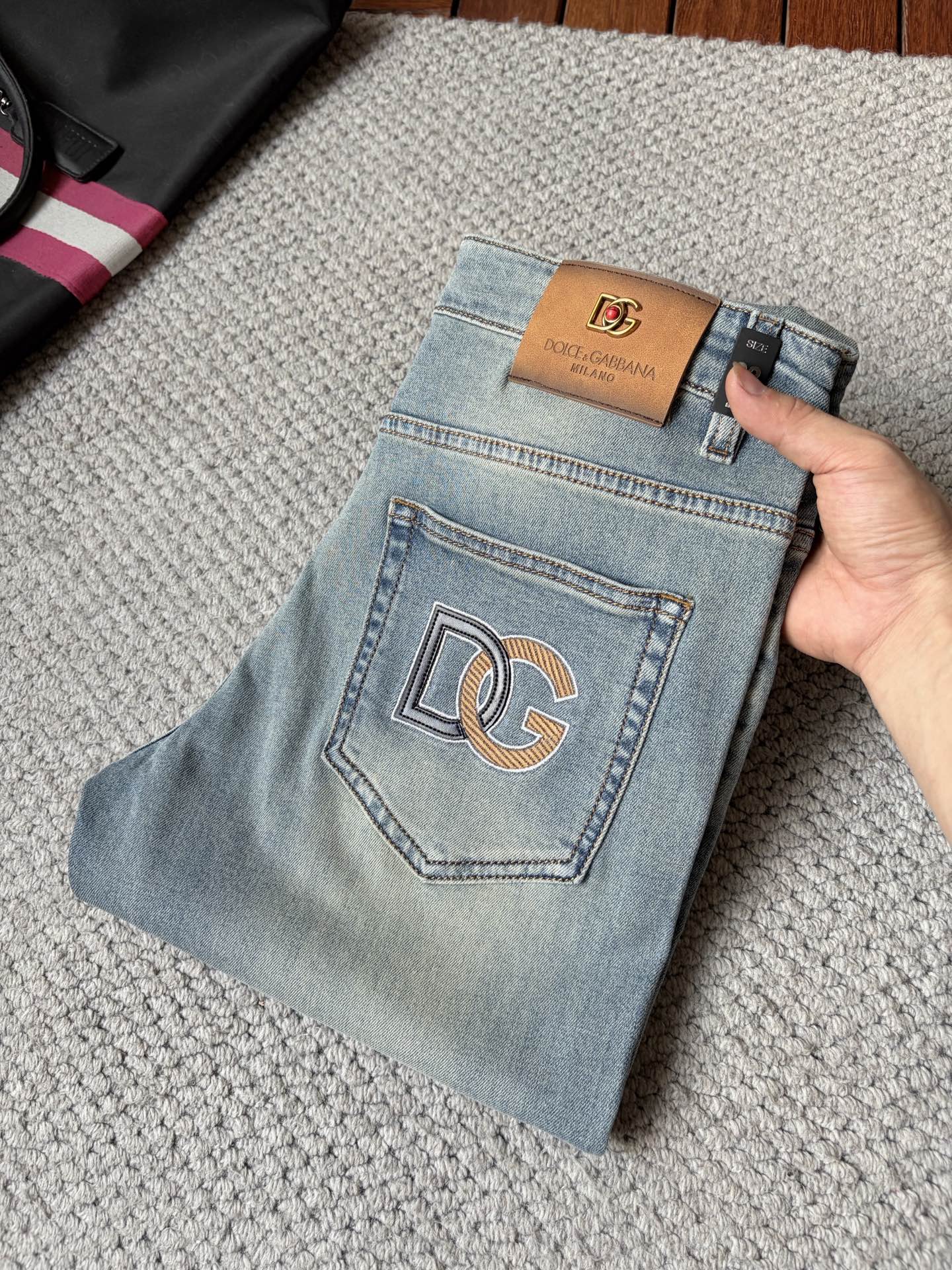 NO:932788,DG high-end customization, 2026 latest jeans, simultaneous sales at the counter, original custom-made replicas, customer-supplied hardware accessories, original quality, imported denim fabric with high elasticity, heavy washing, fine workmanship, and excellent upper body!  Preferred items Size: 29-38,,jeans,19860909DG 高端定制、2026最新款牛仔裤 柜台同步发售 原版定制复刻 客供五金辅料 原单品质 进口牛仔面料高弹力 重工洗水 做工走线精细 上身绝佳！优选单品 码数: 29-38,,jeans,,Men's clothing