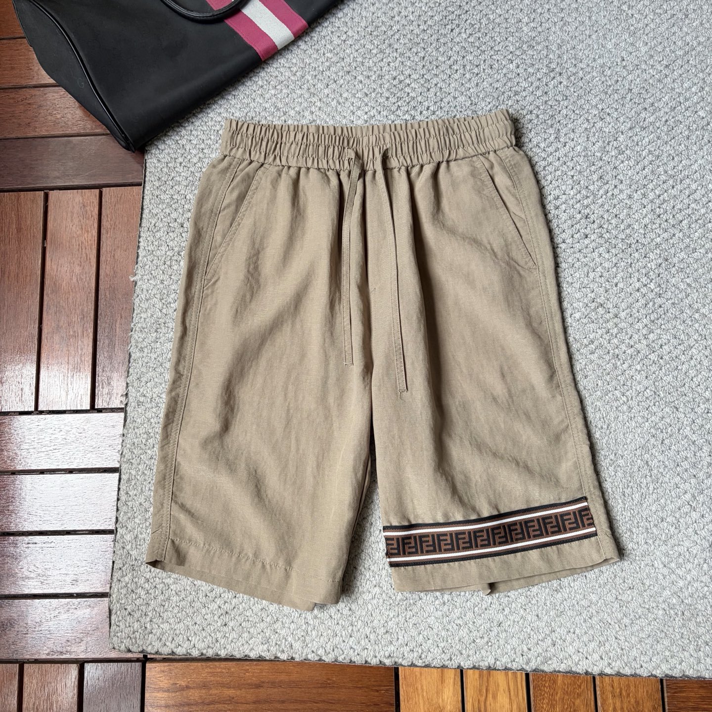 NO:906261,FENDI Fendi 26ss new summer men's casual work shorts, advanced custom-made summer special technology quick-drying breathable fabric, high breathability and comfort, impeccable details, customized development of accessories, what you see is what you get, reflecting high quality. It feels delicate and soft!  Three-dimensional cutting, simple and fashionable, and the upper body shape is awesome!  Size M-4XL,,fendi,fendi,shorts,19860909FENDI 芬迪 26ss夏季新款男士休闲工装短裤 高级定制夏季专用科技速干透气面料 透气舒适度高,细节无可挑剔,辅料定制开发,所见即所得,体现高品质.手感细腻柔软！立体裁剪,简单时尚,上身版型超赞！码数M-4XL,,fendi,fendi,shorts,,Men's clothing