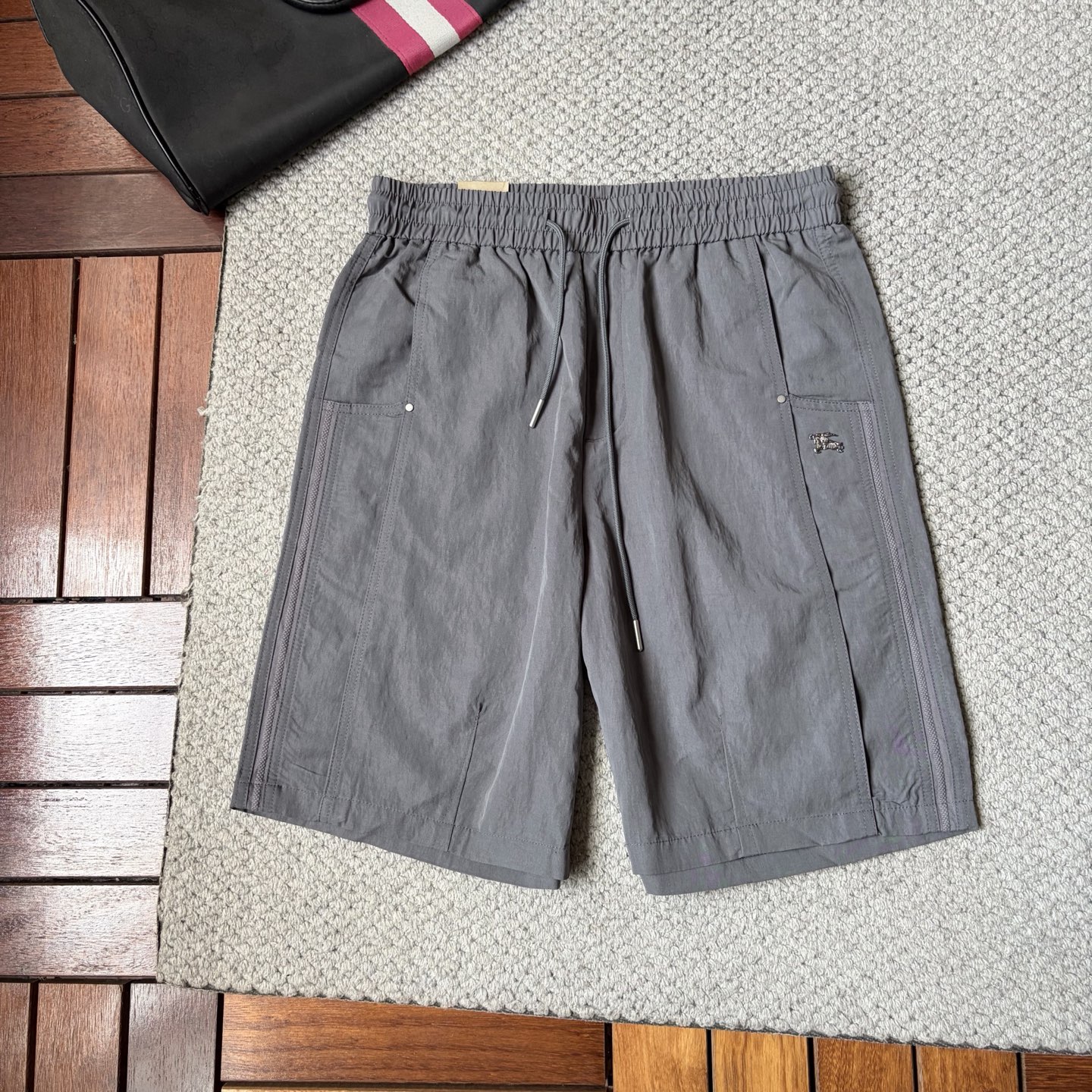 NO:916091,Baba *26ss new summer men's casual work shorts, advanced custom-made summer special technology quick-drying breathable fabric, high breathability and comfort, impeccable details, customized development of accessories, what you see is what you get, reflecting high quality. It feels delicate and soft!  Three-dimensional cutting, simple and fashionable, and the upper body shape is awesome!  Size M-4XL,,burberry,shorts,19860909巴宝 *26ss夏季新款男士休闲工装短裤 高级定制夏季专用科技速干透气面料 透气舒适度高,细节无可挑剔,辅料定制开发,所见即所得,体现高品质.手感细腻柔软！立体裁剪,简单时尚,上身版型超赞！码数M-4XL,,burberry,shorts,,Men's clothing