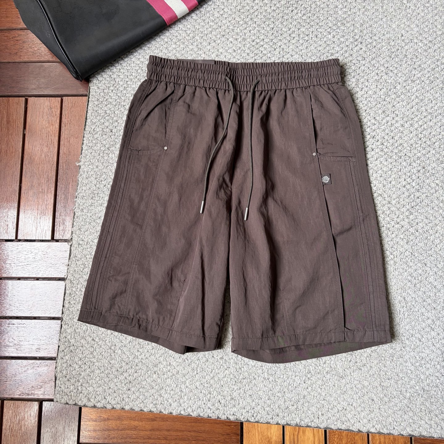 NO:916093,LG *26ss new summer men's casual work shorts, advanced customized summer special technology quick-drying breathable fabric, high breathability and comfort, impeccable details, customized development of accessories, what you see is what you get, reflecting high quality. It feels delicate and soft!  Three-dimensional cutting, simple and fashionable, and the upper body shape is awesome!  Size M-4XL,,shorts,19860909LG *26ss夏季新款男士休闲工装短裤 高级定制夏季专用科技速干透气面料 透气舒适度高,细节无可挑剔,辅料定制开发,所见即所得,体现高品质.手感细腻柔软！立体裁剪,简单时尚,上身版型超赞！码数M-4XL,,shorts,,Men's clothing