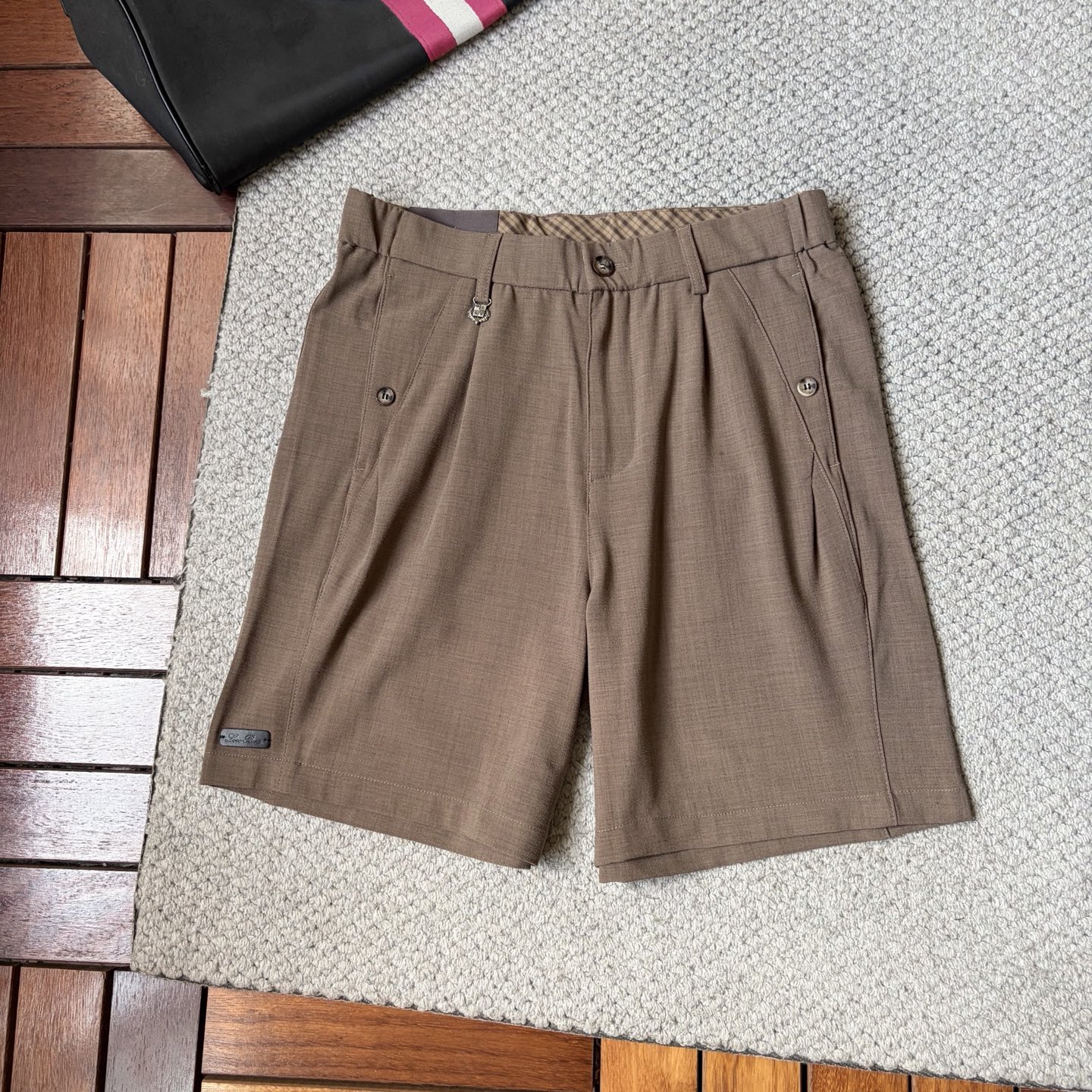 NO:916102,LG *26ss new summer men's casual work shorts, advanced customized summer special technology quick-drying breathable fabric, high breathability and comfort, impeccable details, customized development of accessories, what you see is what you get, reflecting high quality. It feels delicate and soft!  Three-dimensional cutting, simple and fashionable, and the upper body shape is awesome!  Size M-4XL,,shorts,19860909LG *26ss夏季新款男士休闲工装短裤 高级定制夏季专用科技速干透气面料 透气舒适度高,细节无可挑剔,辅料定制开发,所见即所得,体现高品质.手感细腻柔软！立体裁剪,简单时尚,上身版型超赞！码数M-4XL,,shorts,,Men's clothing
