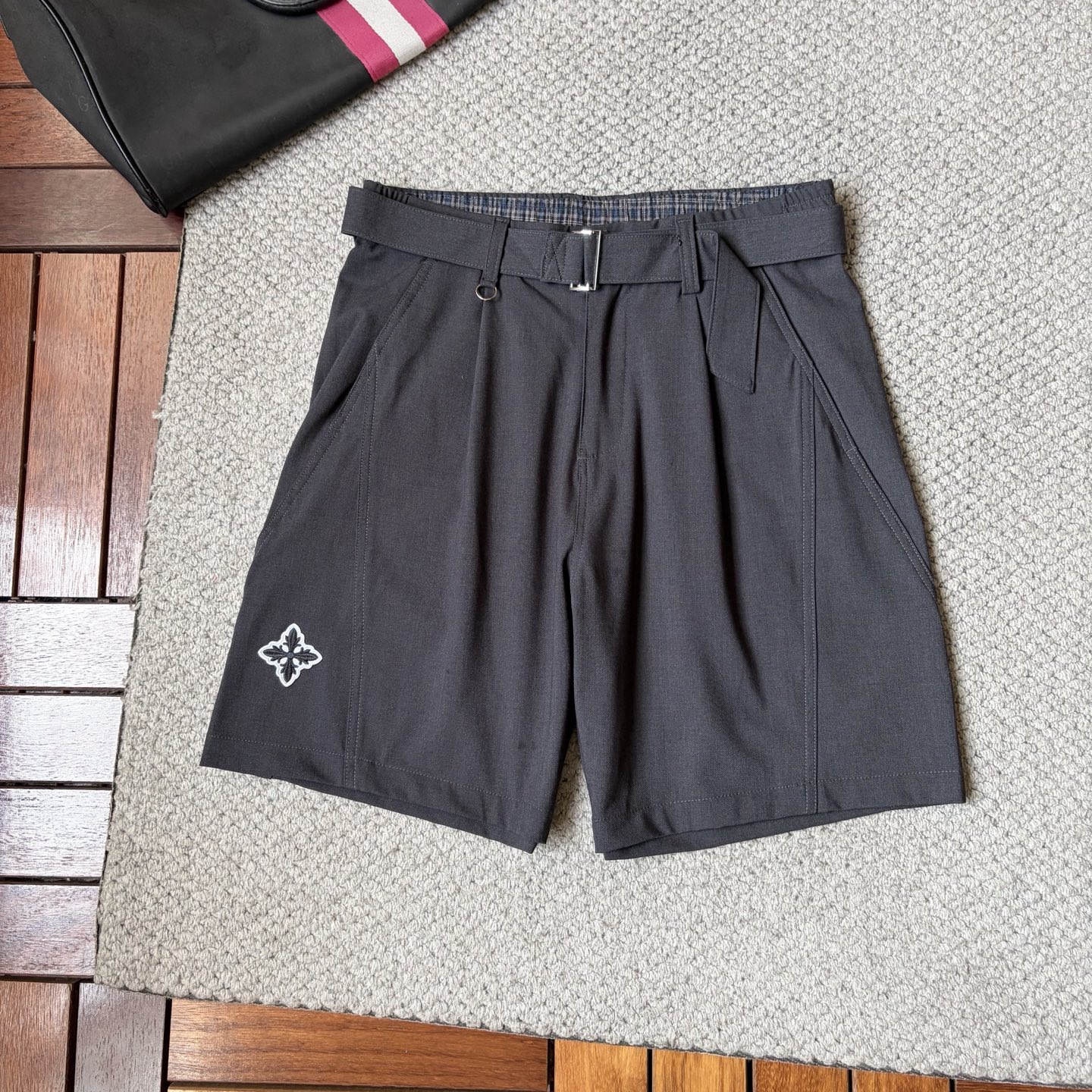 NO:916105,LV *26ss new summer men's casual work shorts, advanced custom-made summer special technology quick-drying breathable fabric, high breathability and comfort, impeccable details, customized development of accessories, what you see is what you get, reflecting high quality. It feels delicate and soft!  Three-dimensional cutting, simple and fashionable, and the upper body shape is awesome!  Size M-4XL,,louis vuitton,shorts,19860909LV *26ss夏季新款男士休闲工装短裤 高级定制夏季专用科技速干透气面料 透气舒适度高,细节无可挑剔,辅料定制开发,所见即所得,体现高品质.手感细腻柔软！立体裁剪,简单时尚,上身版型超赞！码数M-4XL,,louis vuitton,shorts,,Men's clothing
