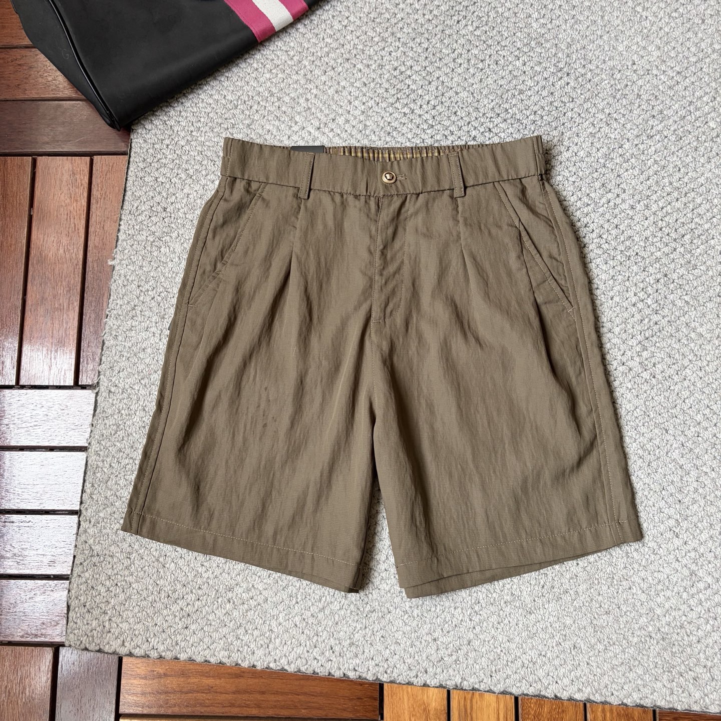 NO:916108,Fansi *26ss new summer men's casual work shorts, advanced custom-made summer special technical quick-drying breathable fabric, high breathability and comfort, impeccable details, customized development of accessories, what you see is what you get, reflecting high quality. It feels delicate and soft!  Three-dimensional cutting, simple and fashionable, and the upper body shape is awesome!  Size M-4XL,,versace,shorts,19860909范思 *26ss夏季新款男士休闲工装短裤 高级定制夏季专用科技速干透气面料 透气舒适度高,细节无可挑剔,辅料定制开发,所见即所得,体现高品质.手感细腻柔软！立体裁剪,简单时尚,上身版型超赞！码数M-4XL,,versace,shorts,,Men's clothing