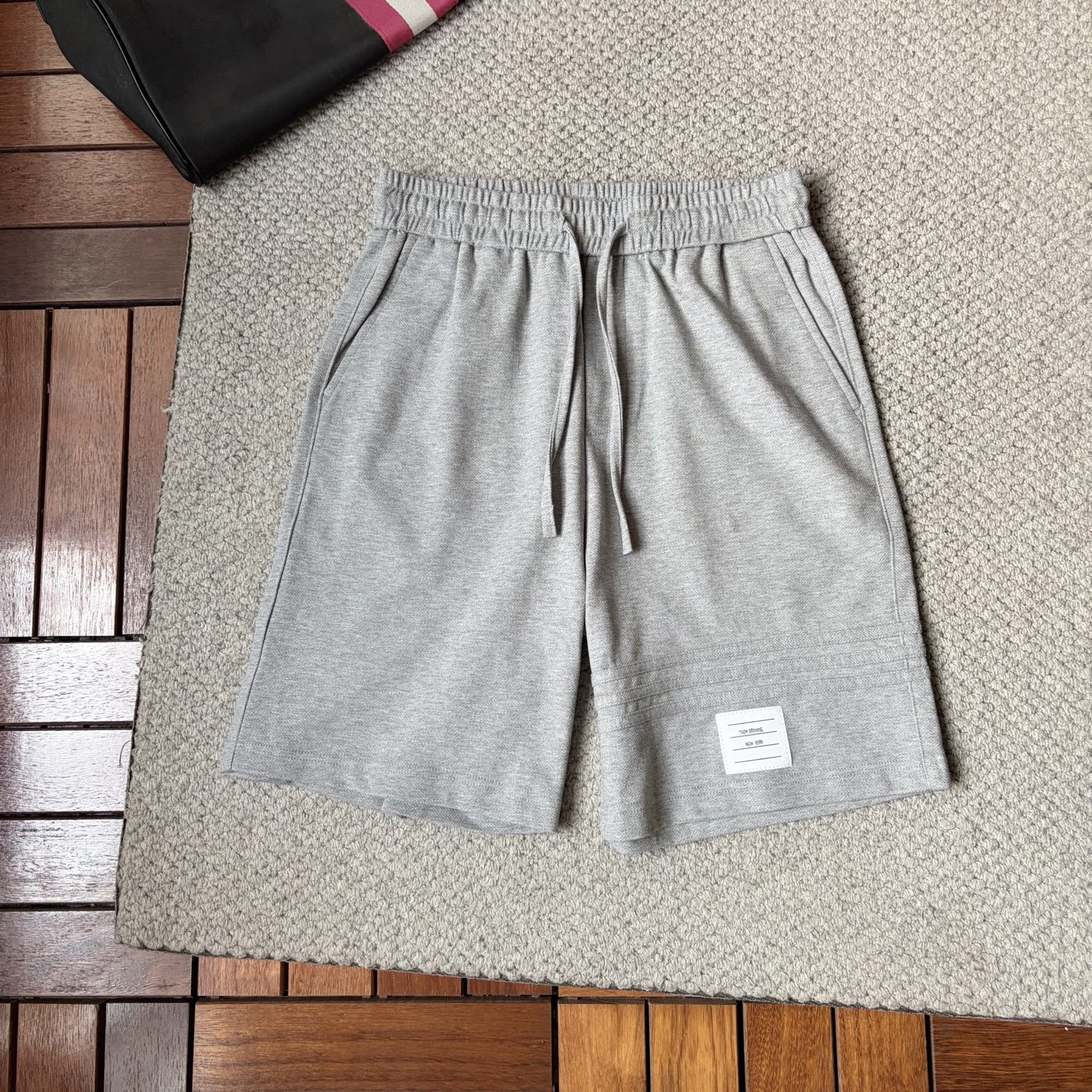 NO:916084,TB *26ss new summer men's casual work shorts, advanced custom-made summer special technology quick-drying breathable fabric, high breathability and comfort, impeccable details, customized development of accessories, what you see is what you get, reflecting high quality. It feels delicate and soft!  Three-dimensional cutting, simple and fashionable, and the upper body shape is awesome!  Size M-4XL,,shorts,19860909TB *26ss夏季新款男士休闲工装短裤 高级定制夏季专用科技速干透气面料 透气舒适度高,细节无可挑剔,辅料定制开发,所见即所得,体现高品质.手感细腻柔软！立体裁剪,简单时尚,上身版型超赞！码数M-4XL,,shorts,,Men's clothing